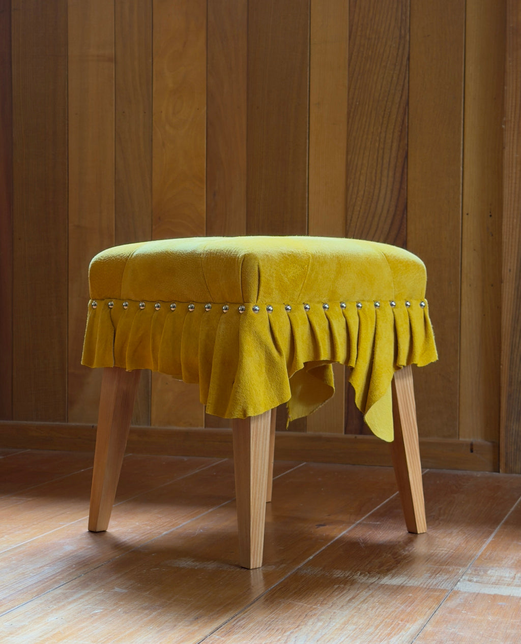 美しいドレスのように佇む「Swell Stool」〜温もりある琥珀色の豚革〜
