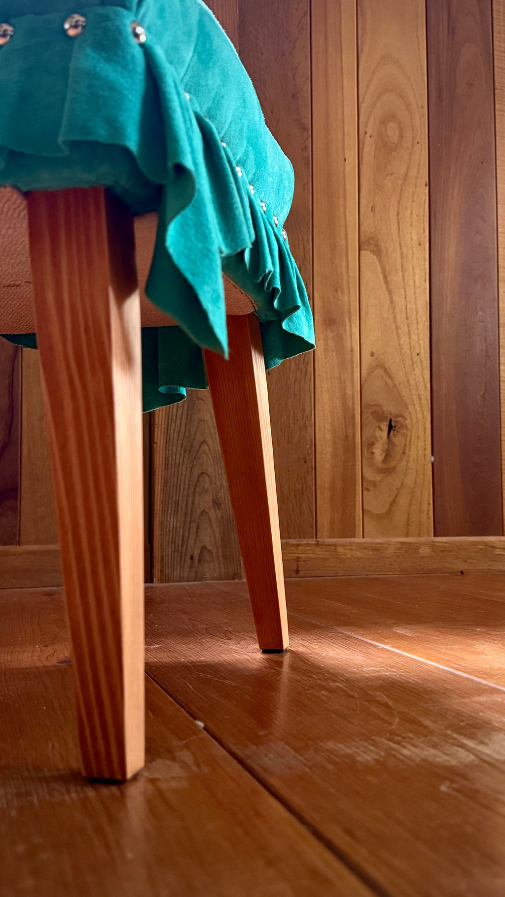 美しいドレスのように佇む「Swell Stool」 〜美しいターコイズの豚革〜