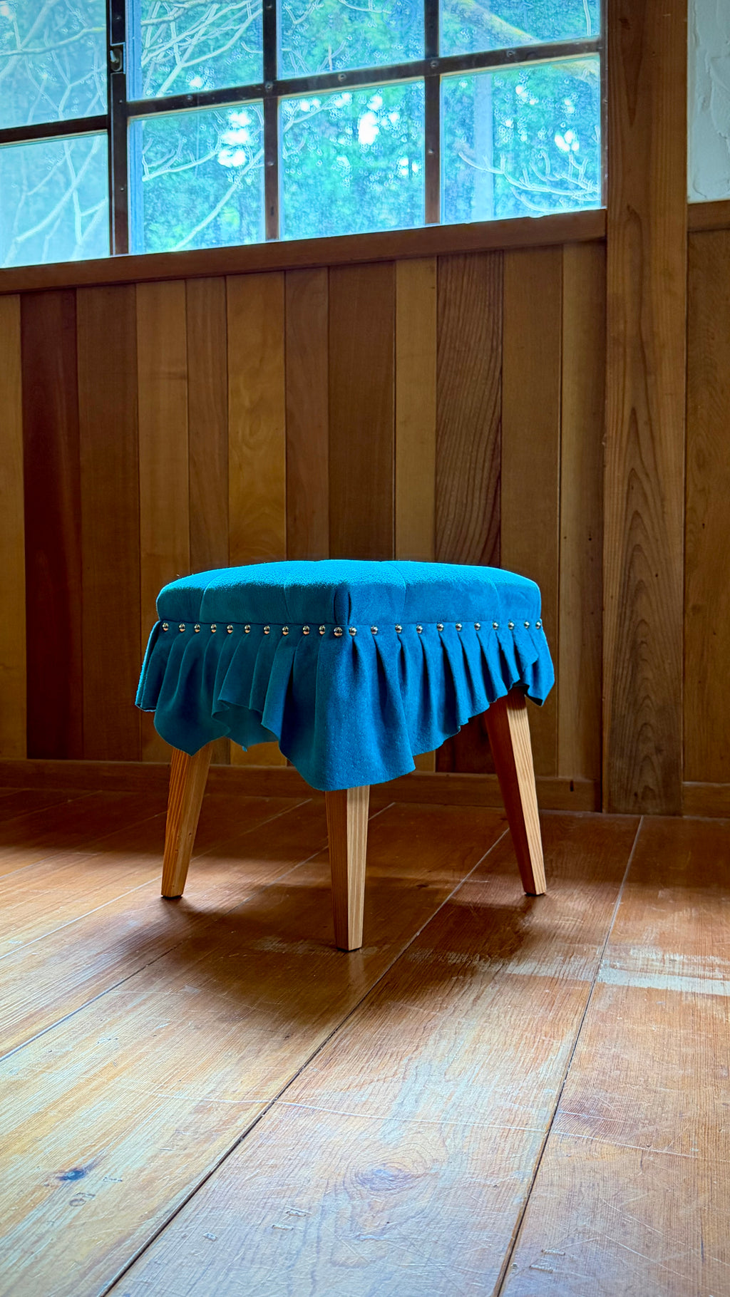 美しいドレスのように佇む「Swell Stool」〜澄み渡る空色の豚革〜