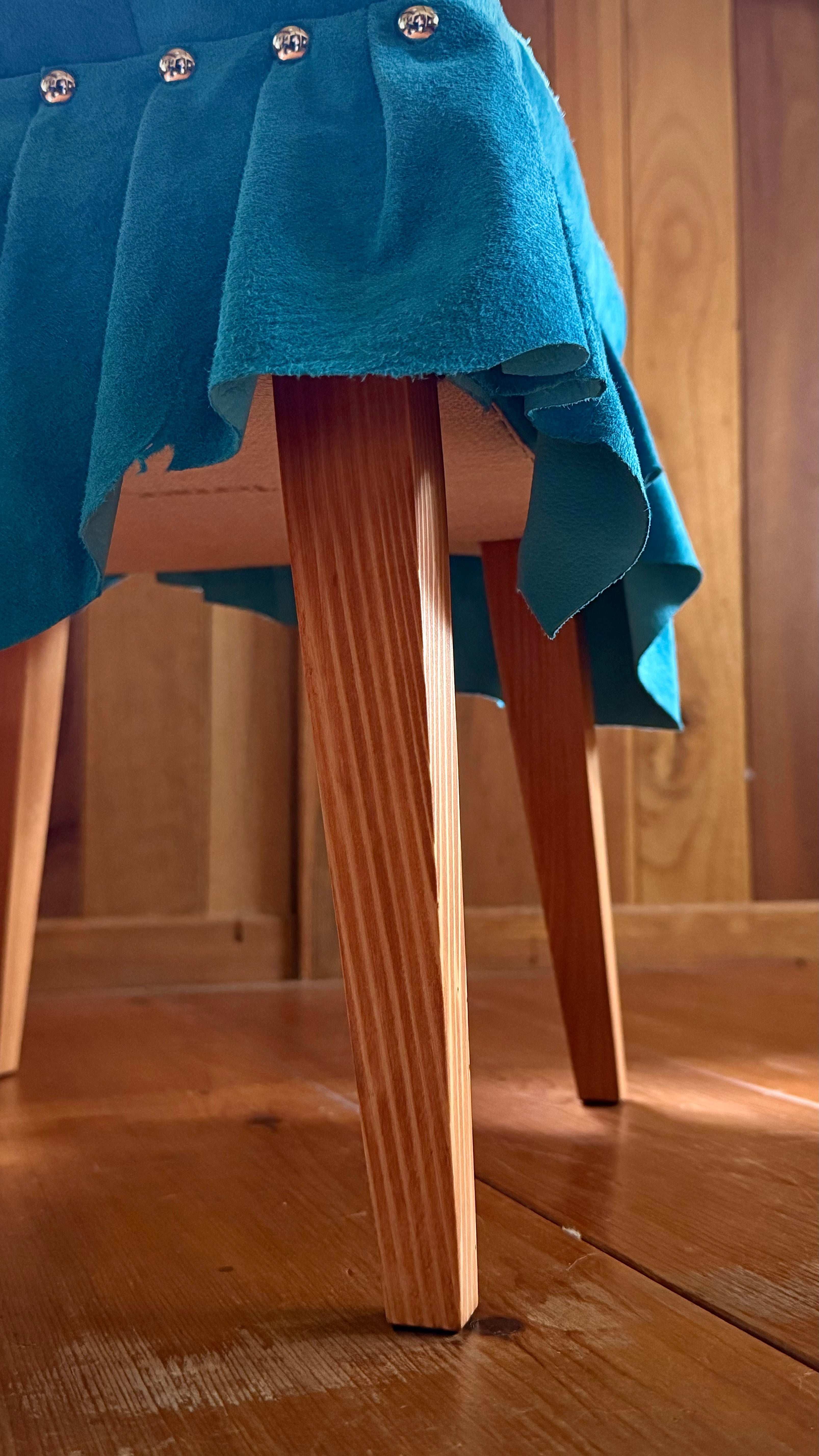 美しいドレスのように佇む「Swell Stool」〜澄み渡る空色の豚革〜