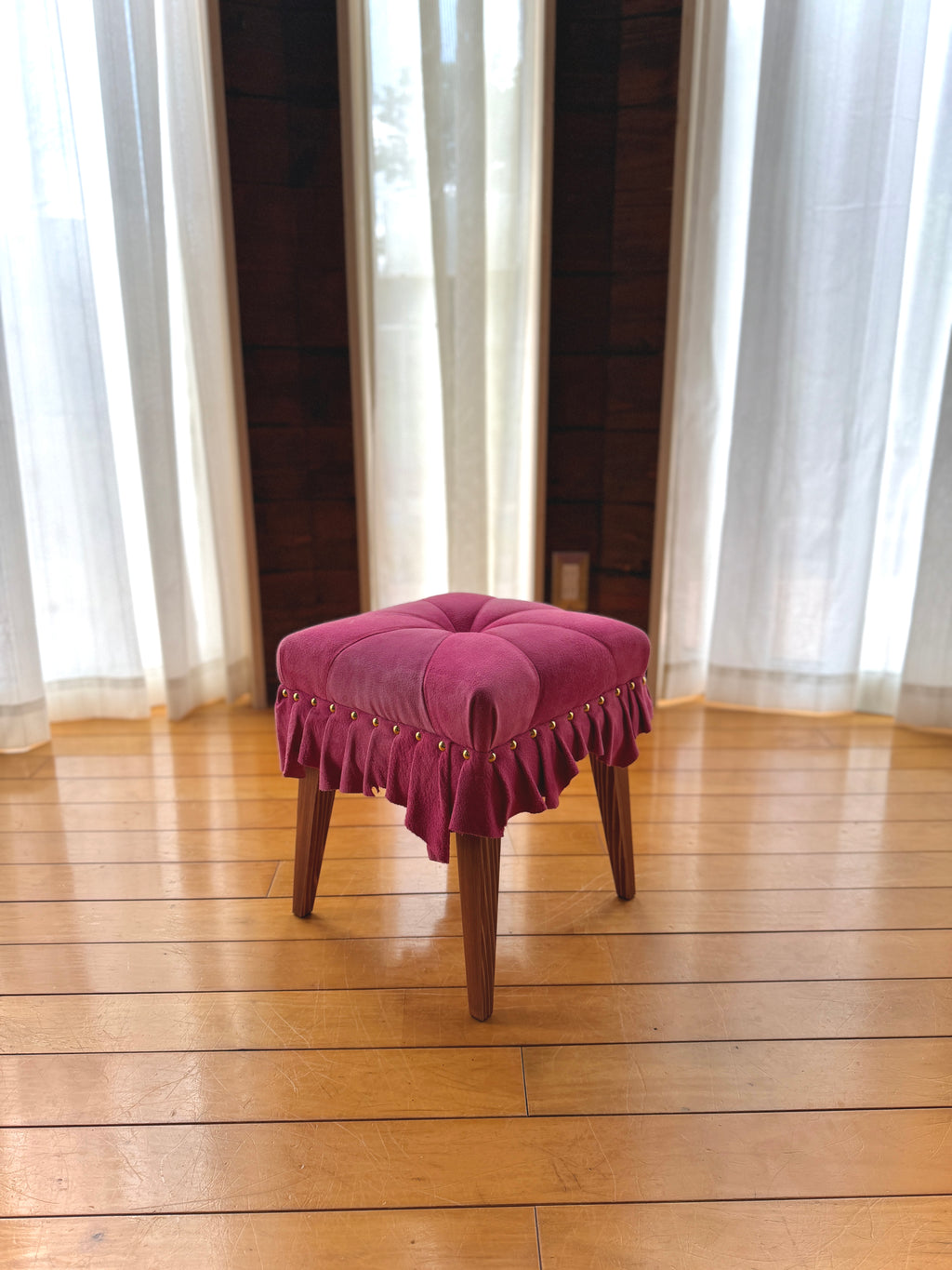 美しいドレスのように佇む「Swell Stool」〜可憐な桜色の豚革〜