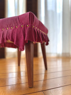 美しいドレスのように佇む「Swell Stool」〜可憐な桜色の豚革〜