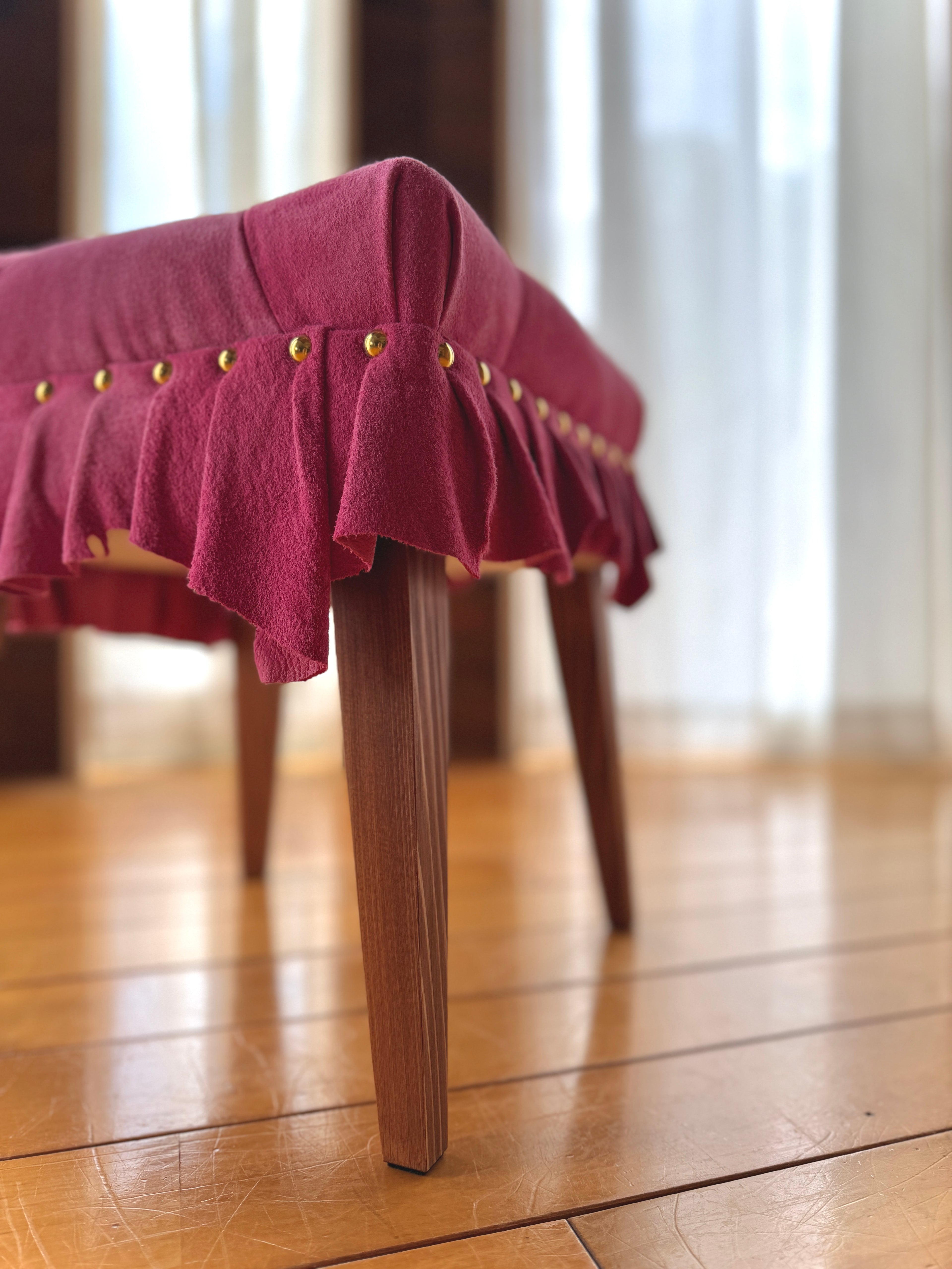美しいドレスのように佇む「Swell Stool」〜可憐な桜色の豚革〜