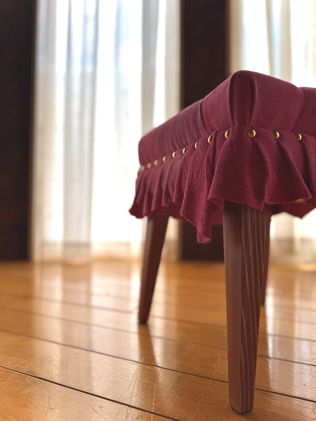 美しいドレスのように佇む「Swell Stool」〜可憐な桜色の豚革〜