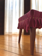 美しいドレスのように佇む「Swell Stool」〜可憐な桜色の豚革〜