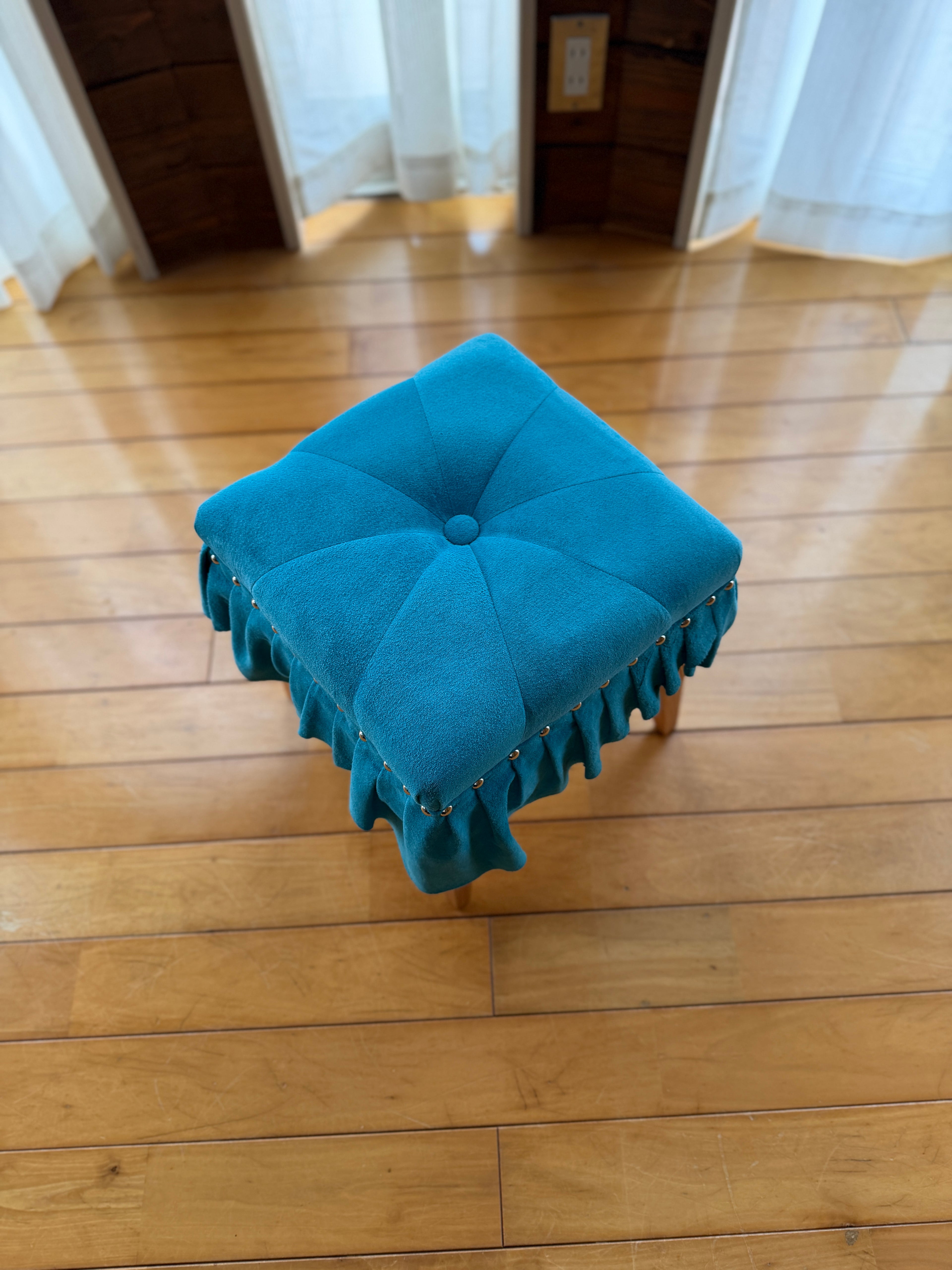 美しいドレスのように佇む「Swell Stool」〜澄み渡る空色の豚革〜