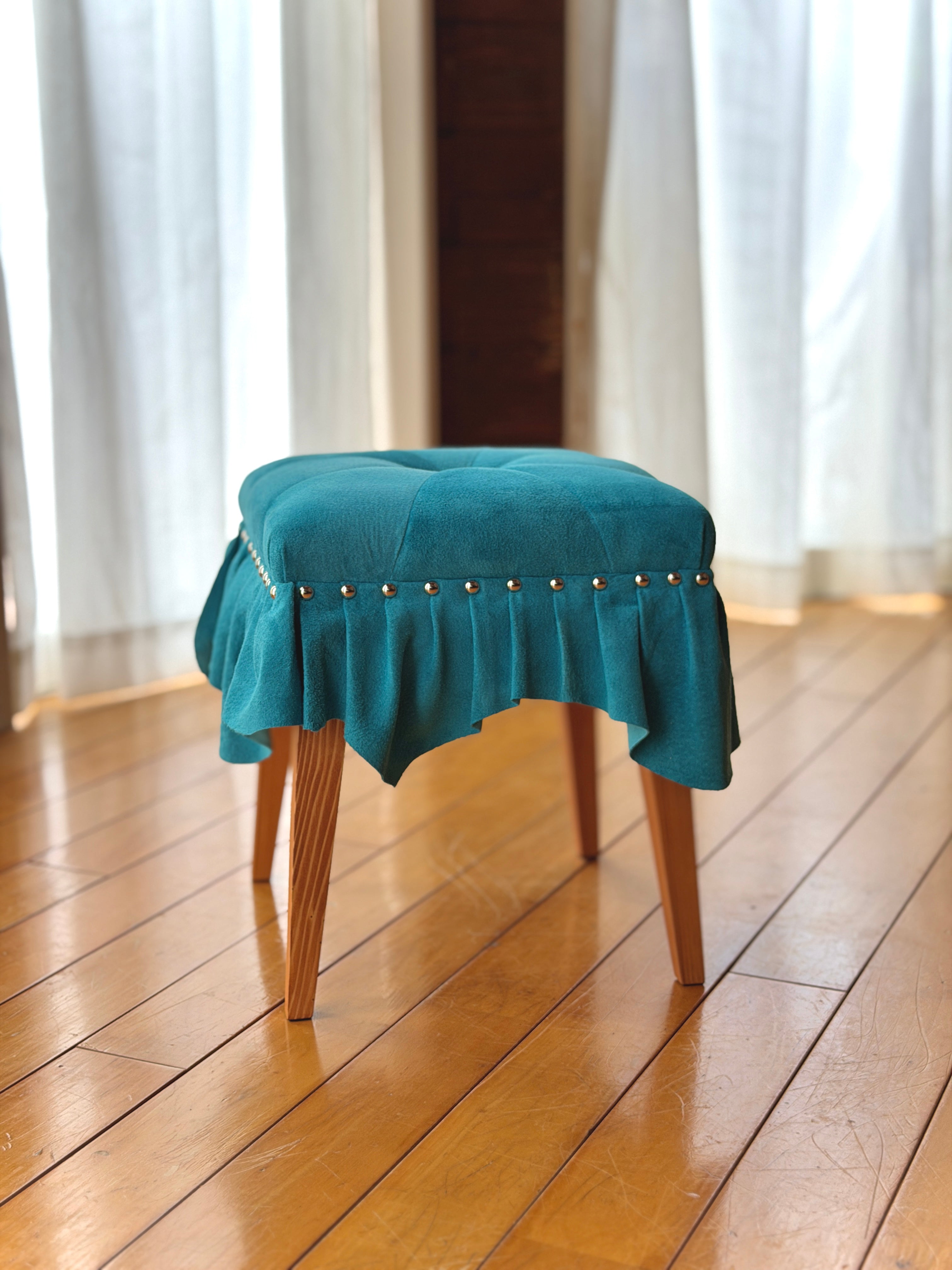 美しいドレスのように佇む「Swell Stool」〜澄み渡る空色の豚革〜
