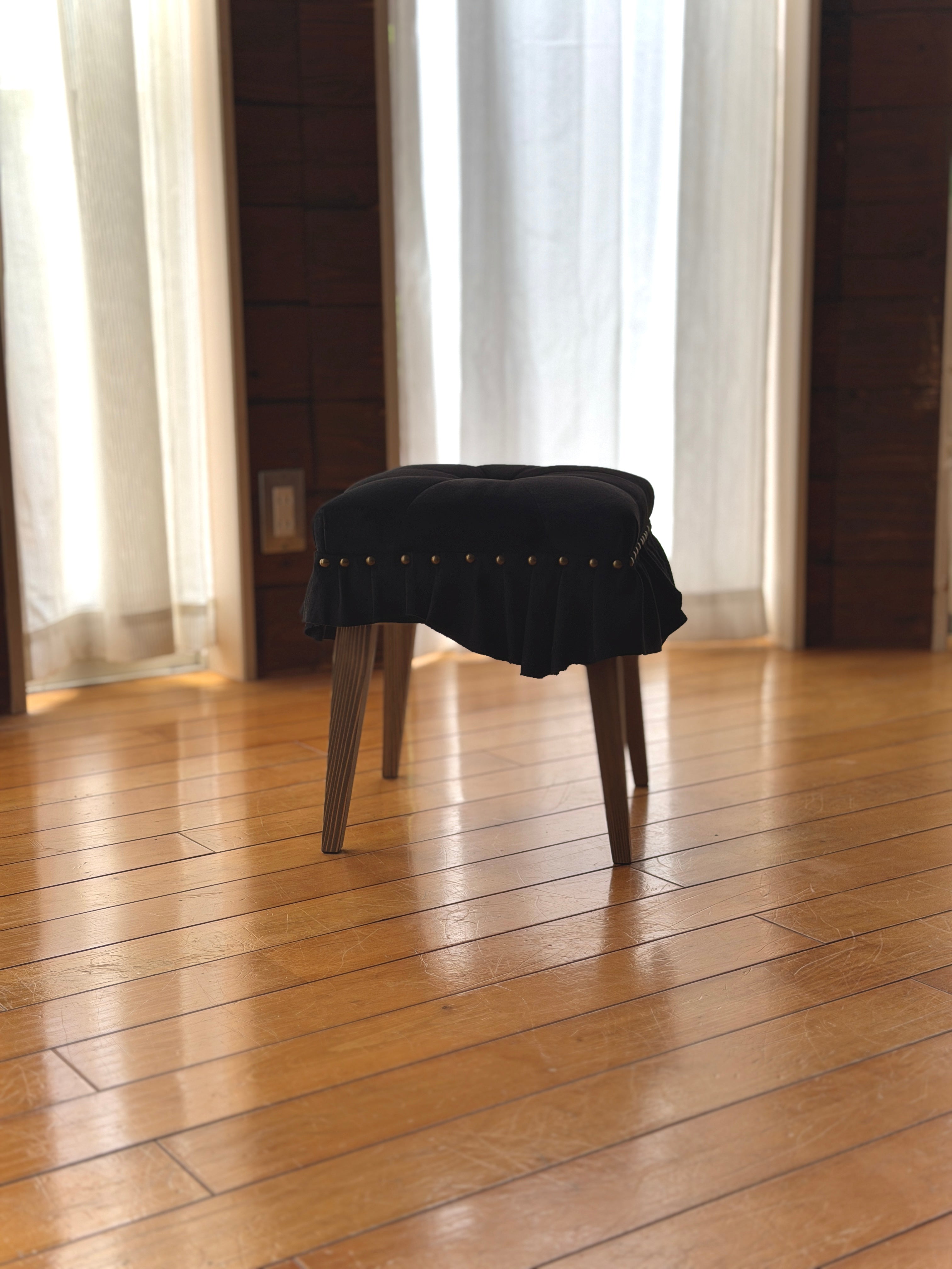 Swell Stool ~ｽｳｪﾙ･ｽﾂｰﾙ~ （豚革/漆黒）