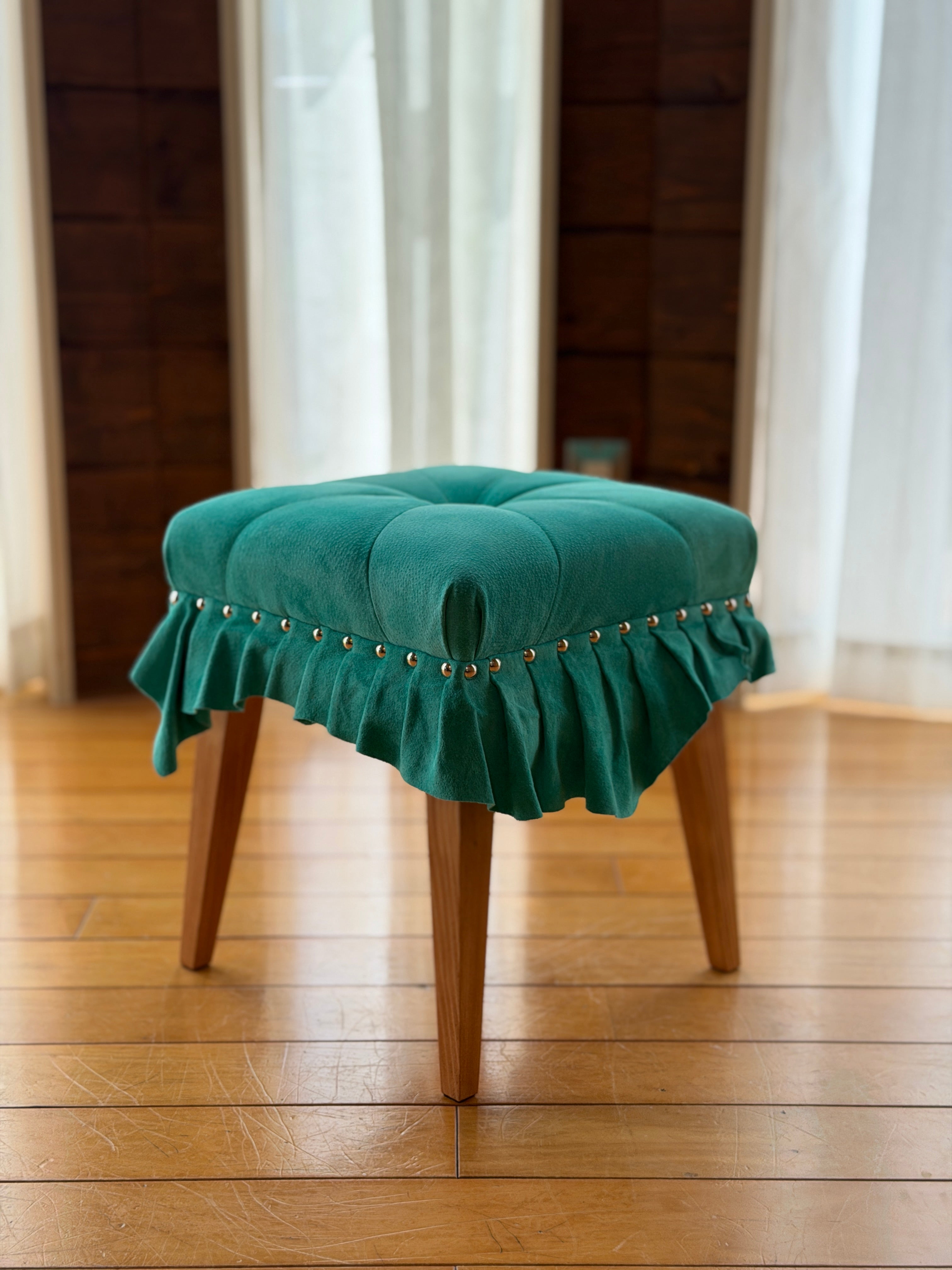 美しいドレスのように佇む「Swell Stool」 〜美しいターコイズの豚革〜
