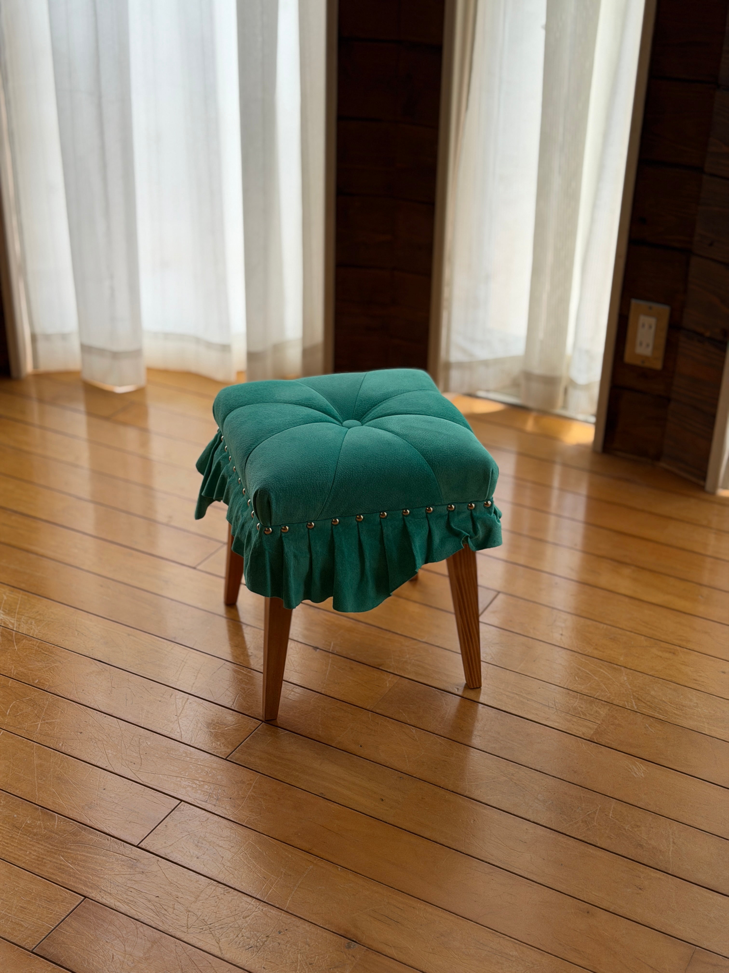 美しいドレスのように佇む「Swell Stool」 〜美しいターコイズの豚革〜
