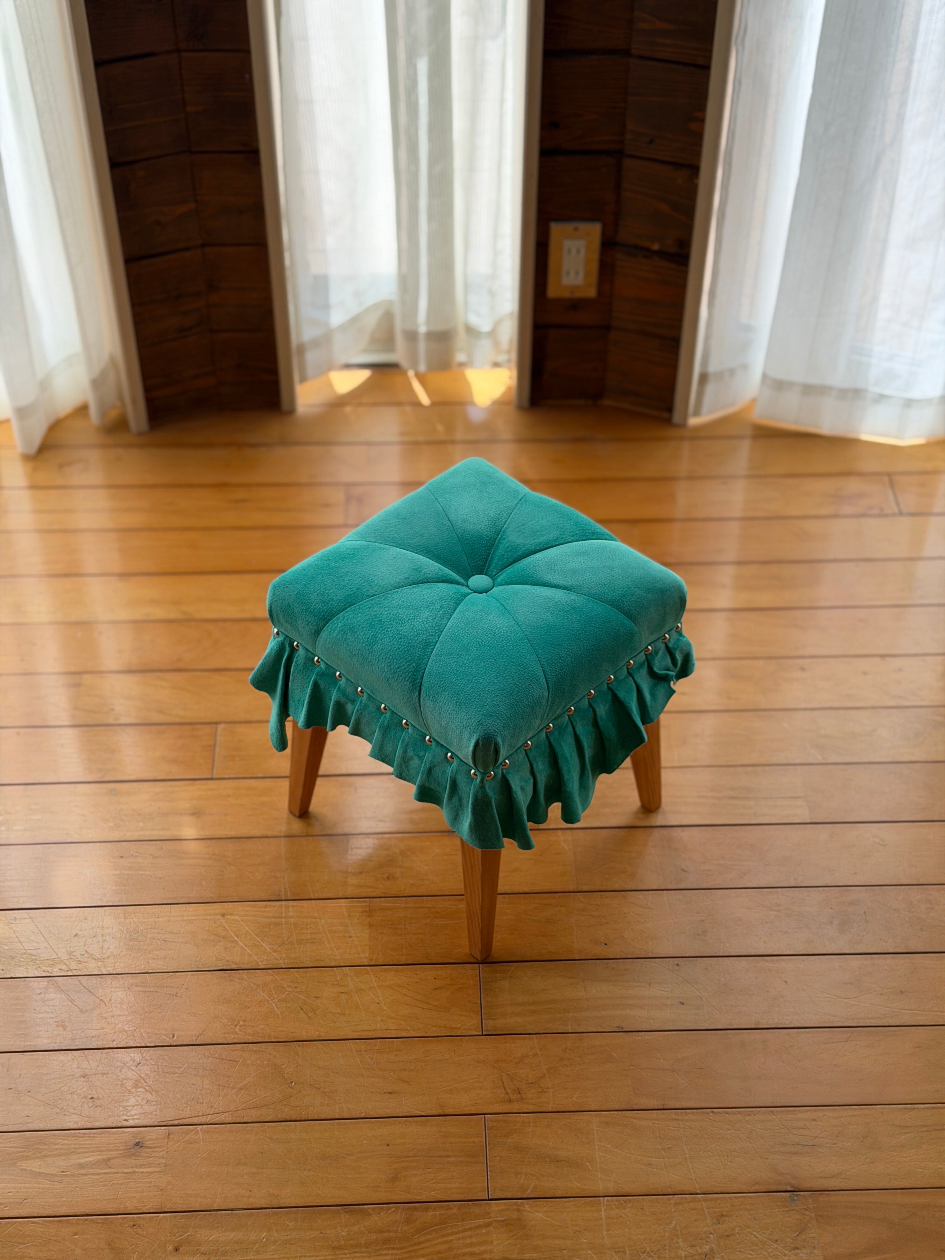 美しいドレスのように佇む「Swell Stool」 〜美しいターコイズの豚革〜
