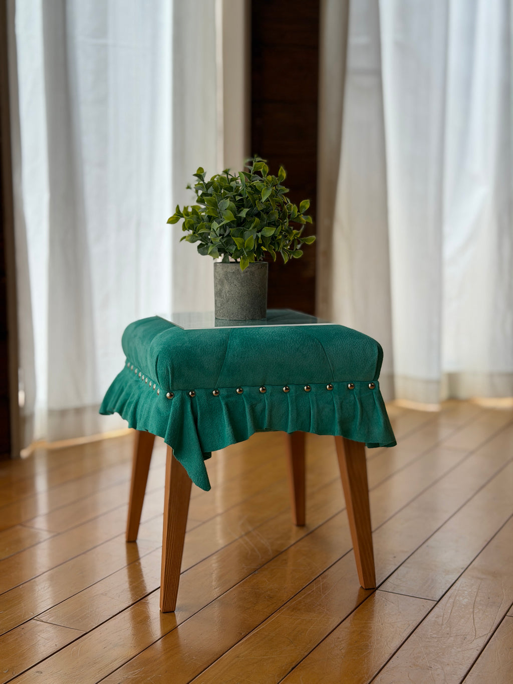 美しいドレスのように佇む「Swell Stool」 〜美しいターコイズの豚革〜