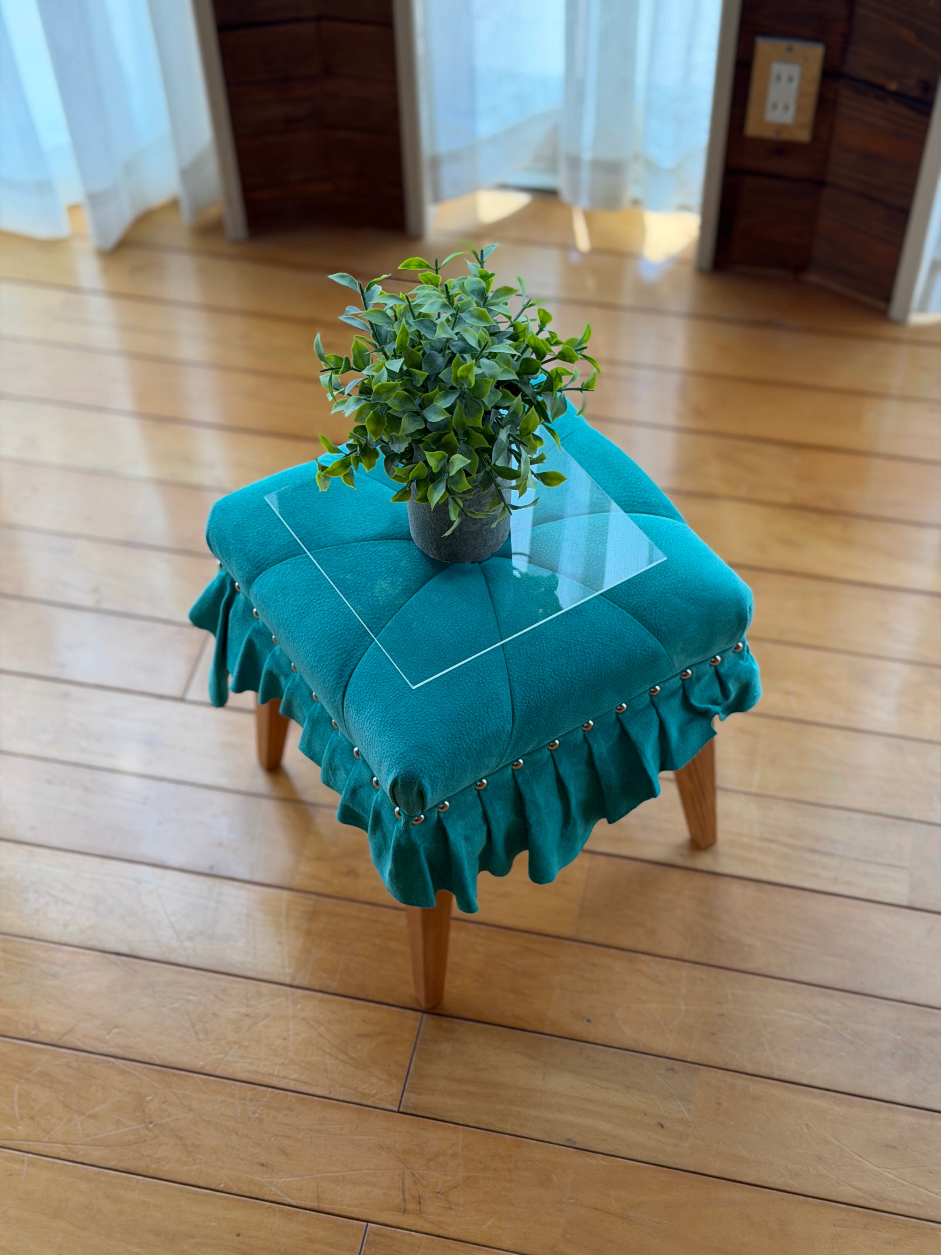 美しいドレスのように佇む「Swell Stool」 〜美しいターコイズの豚革〜