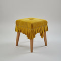 美しいドレスのように佇む「Swell Stool」〜温もりある琥珀色の豚革〜