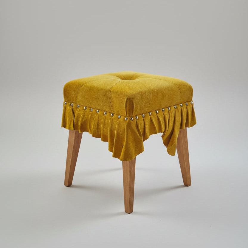 美しいドレスのように佇む「Swell Stool」〜温もりある琥珀色の豚革〜