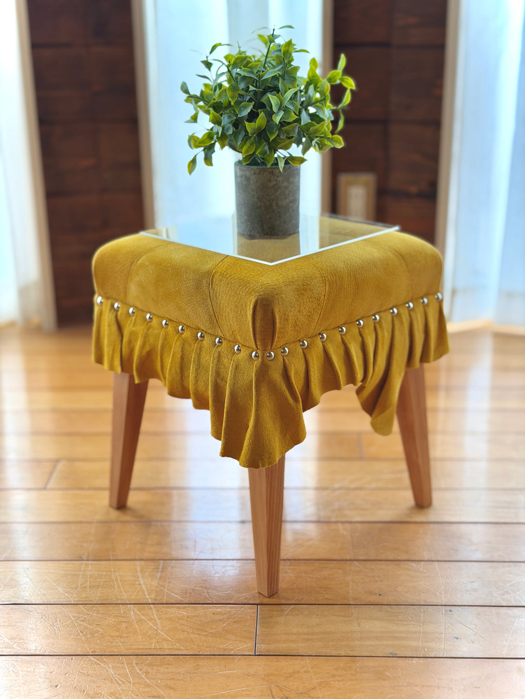 美しいドレスのように佇む「Swell Stool」〜温もりある琥珀色の豚革〜