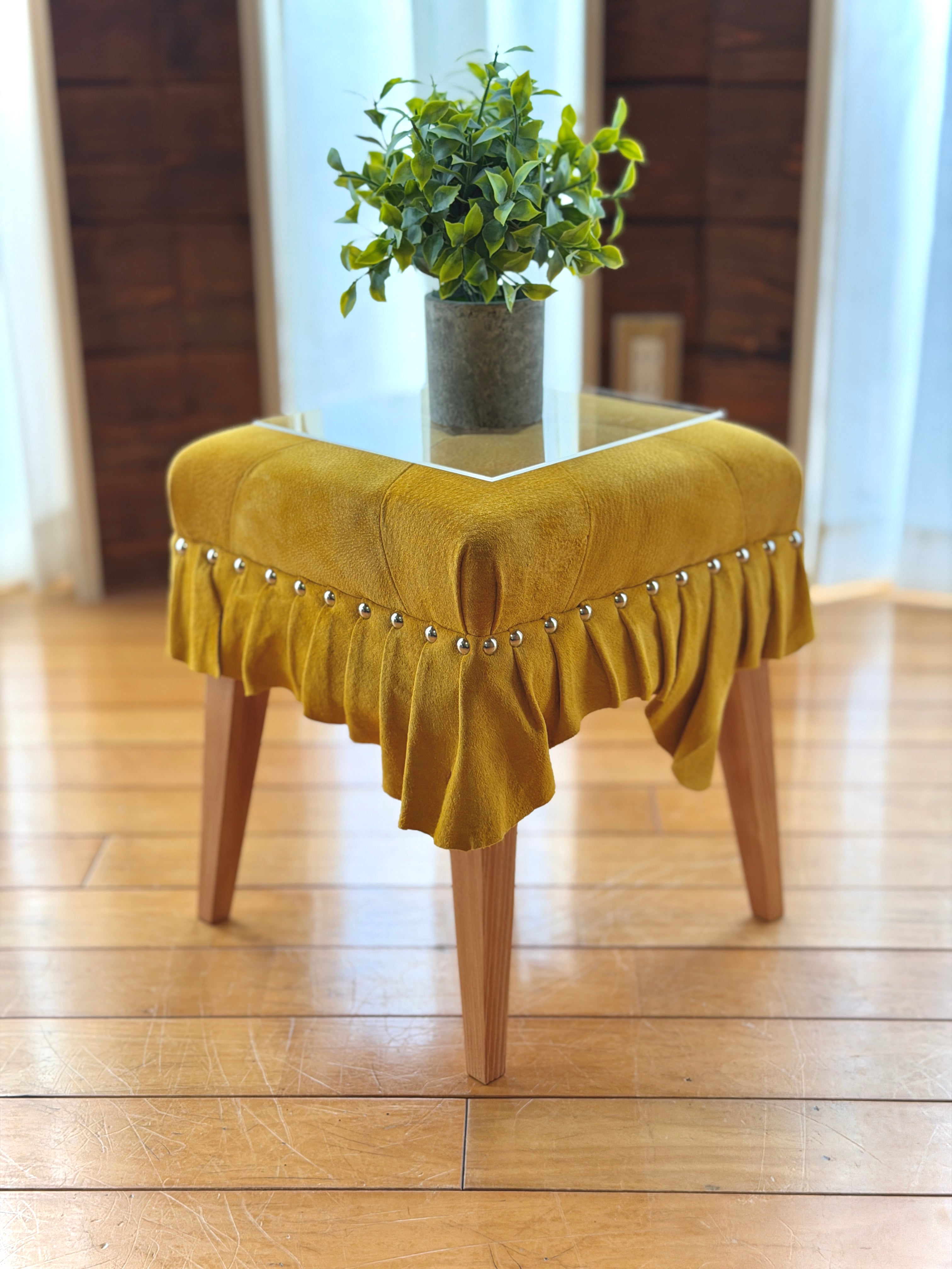 美しいドレスのように佇む「Swell Stool」〜温もりある琥珀色の豚革〜