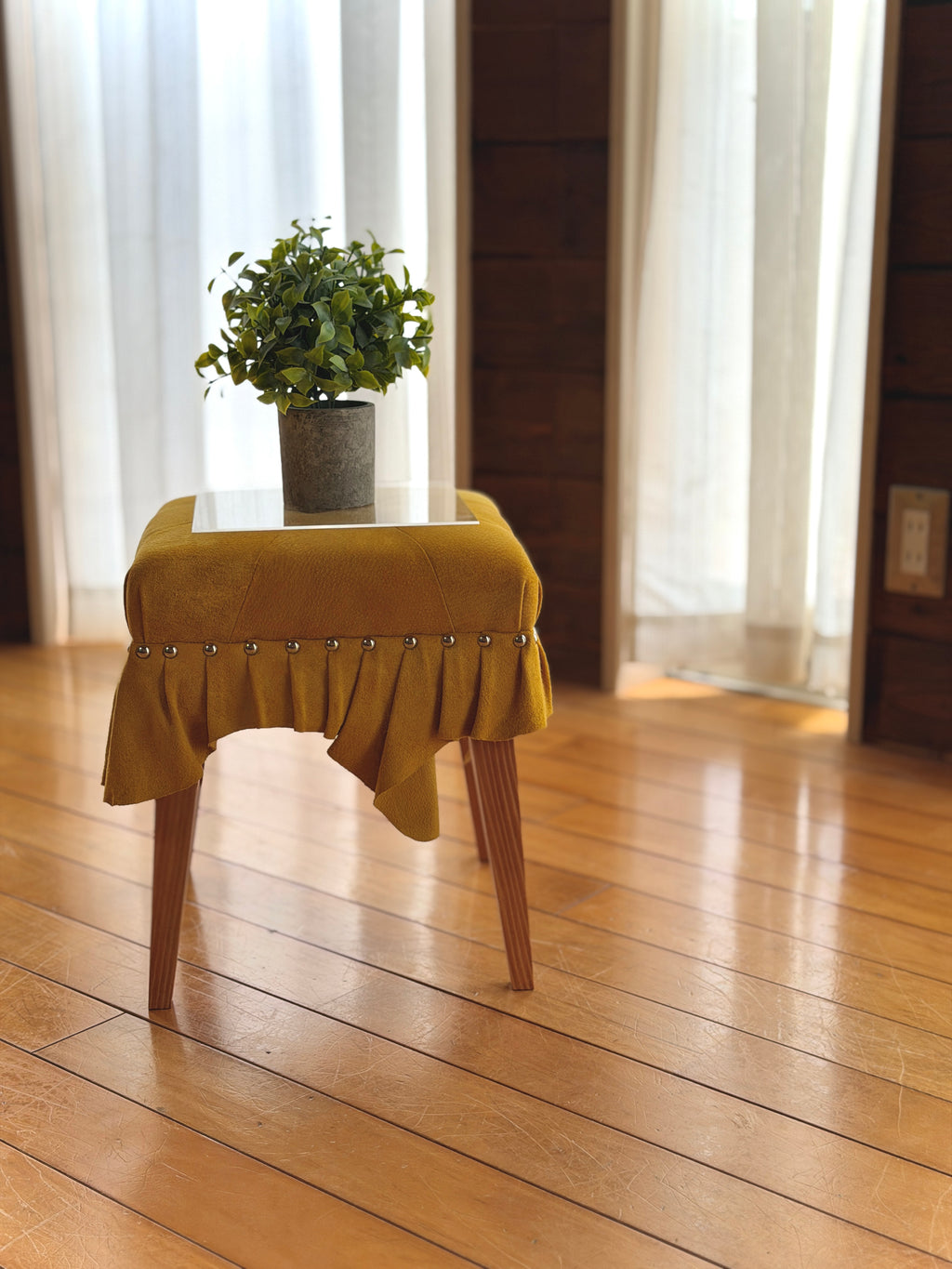 美しいドレスのように佇む「Swell Stool」〜温もりある琥珀色の豚革〜