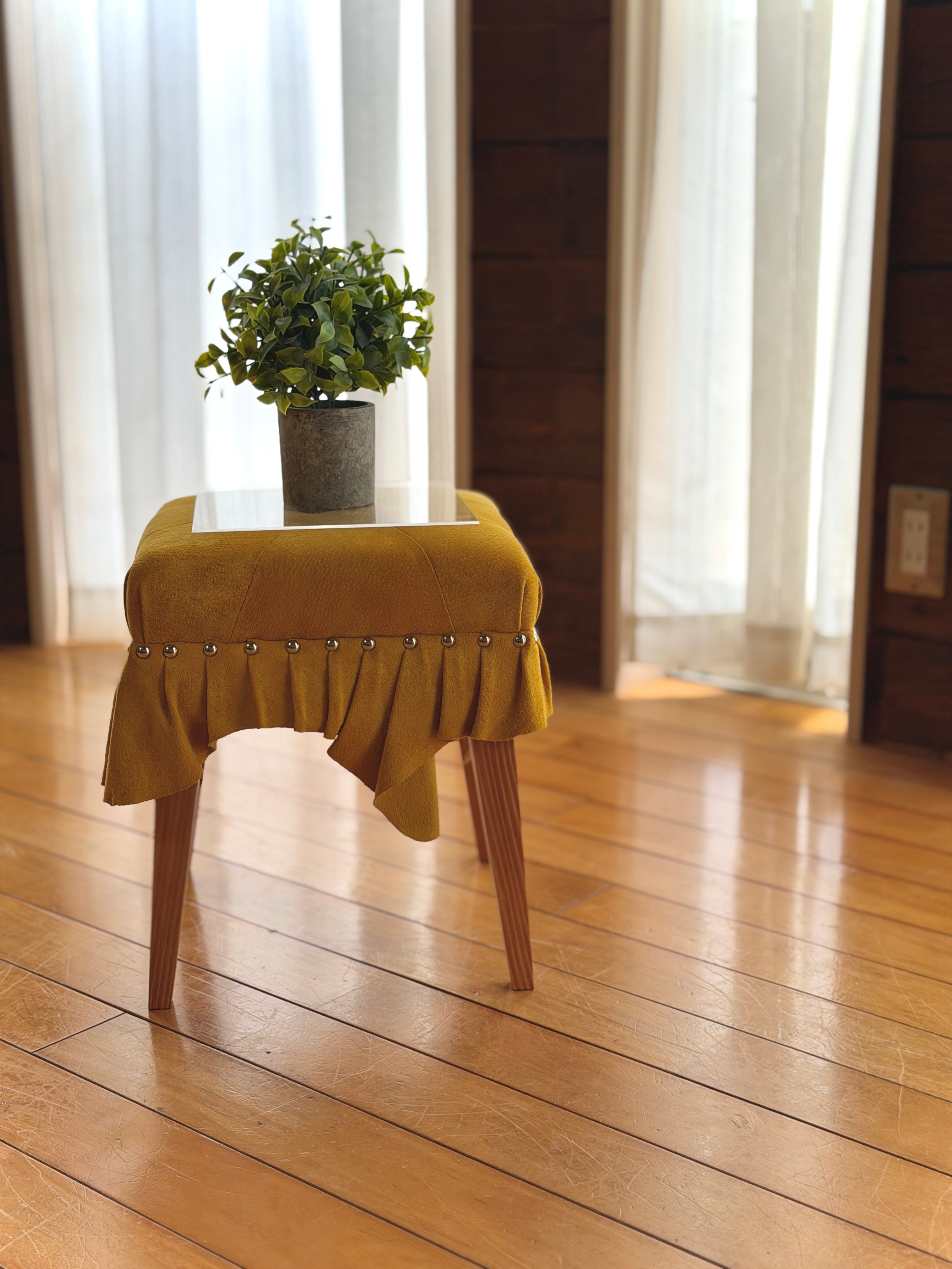 美しいドレスのように佇む「Swell Stool」〜温もりある琥珀色の豚革〜