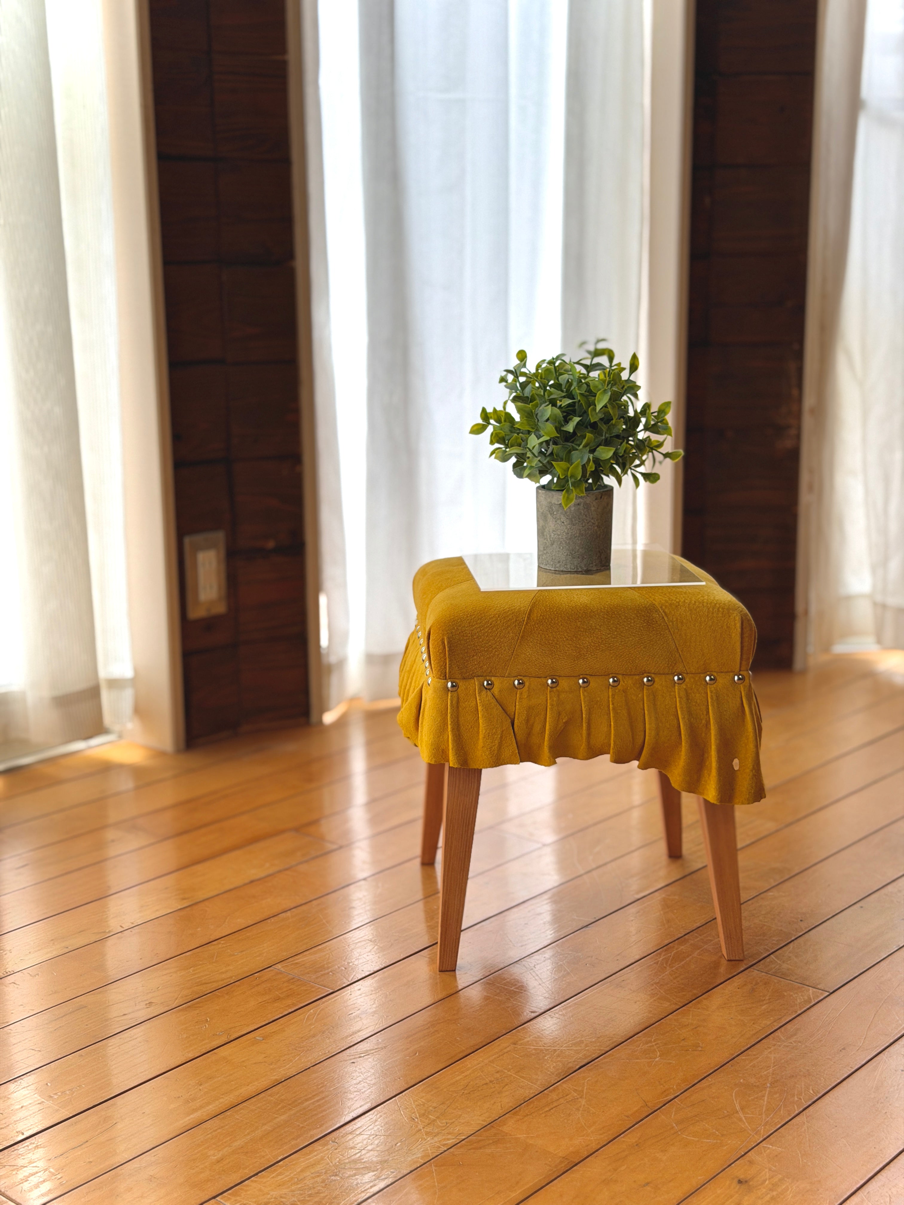 美しいドレスのように佇む「Swell Stool」〜温もりある琥珀色の豚革〜
