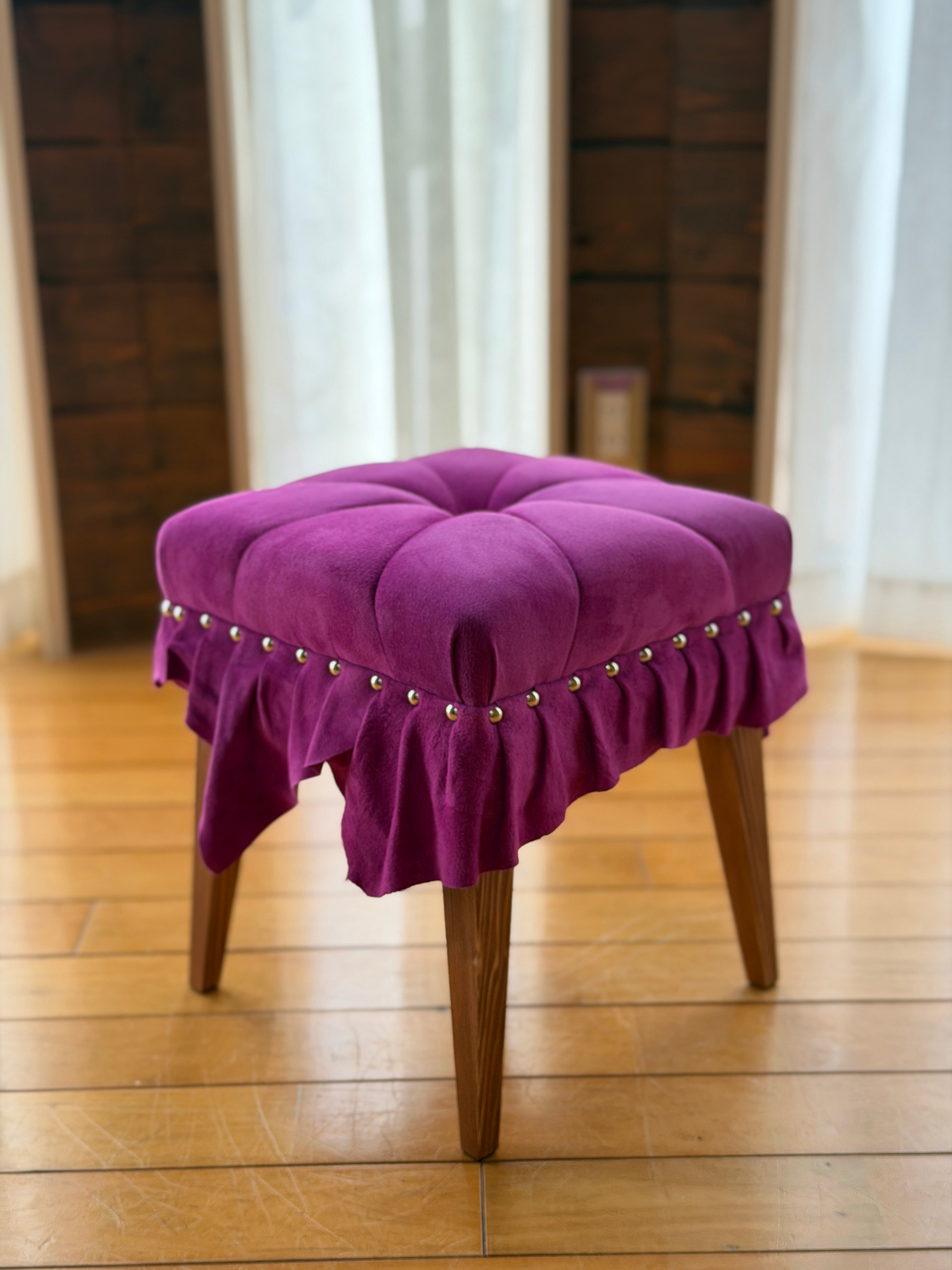 美しいドレスのように佇む「Swell Stool」〜気品あふれる紫紺の豚革〜