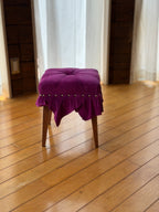美しいドレスのように佇む「Swell Stool」〜気品あふれる紫紺の豚革〜