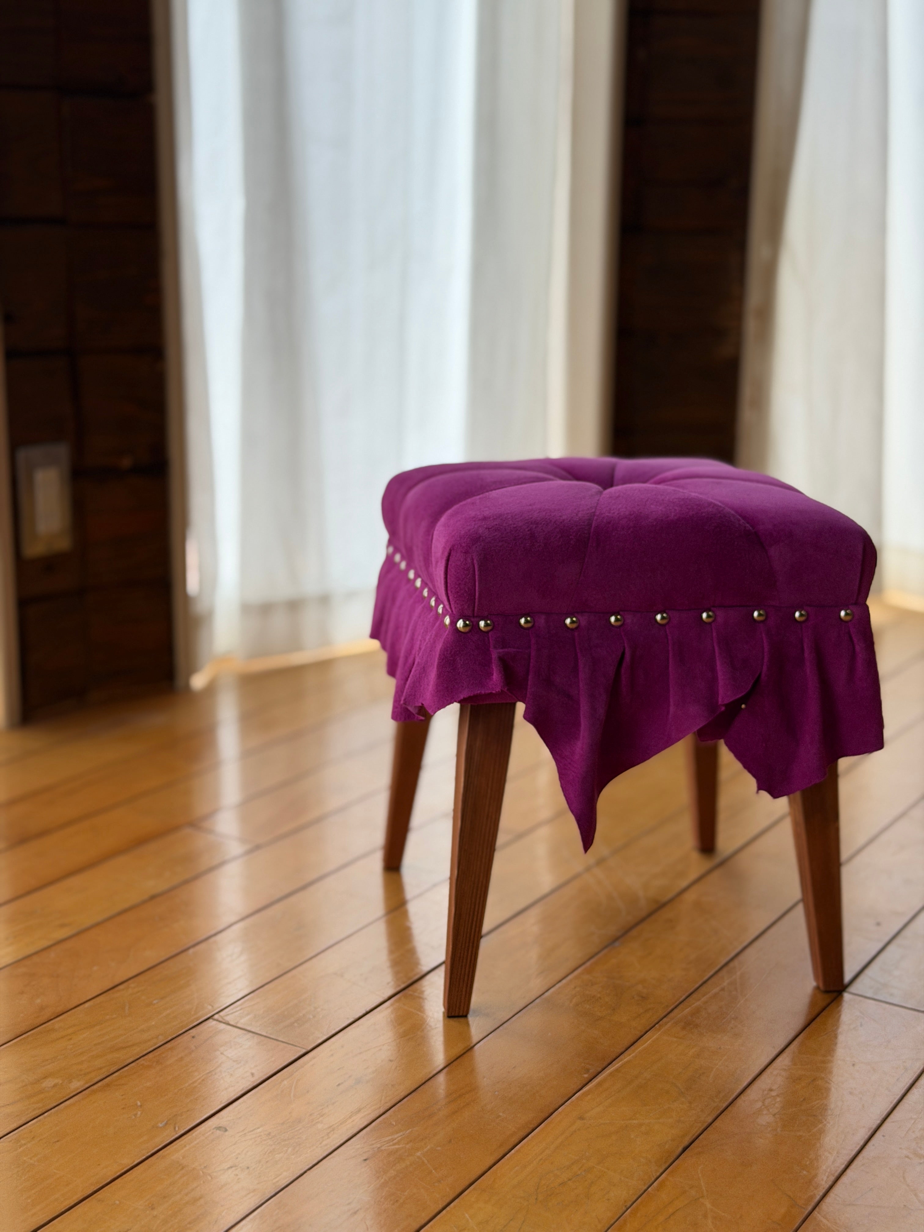 美しいドレスのように佇む「Swell Stool」〜気品あふれる紫紺の豚革〜