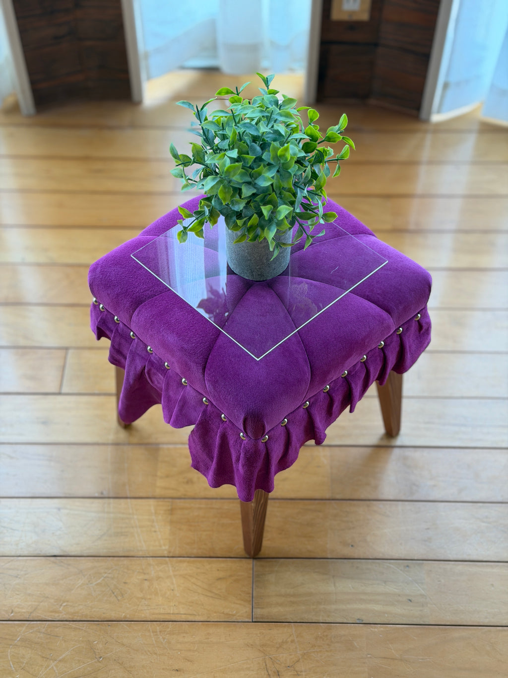 美しいドレスのように佇む「Swell Stool」〜気品あふれる紫紺の豚革〜