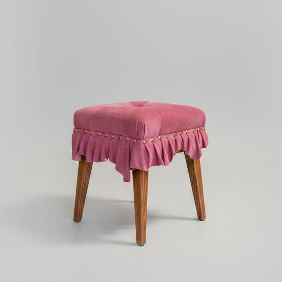 美しいドレスのように佇む「Swell Stool」〜可憐な桜色の豚革〜