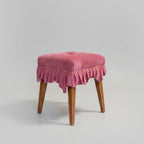 美しいドレスのように佇む「Swell Stool」〜可憐な桜色の豚革〜