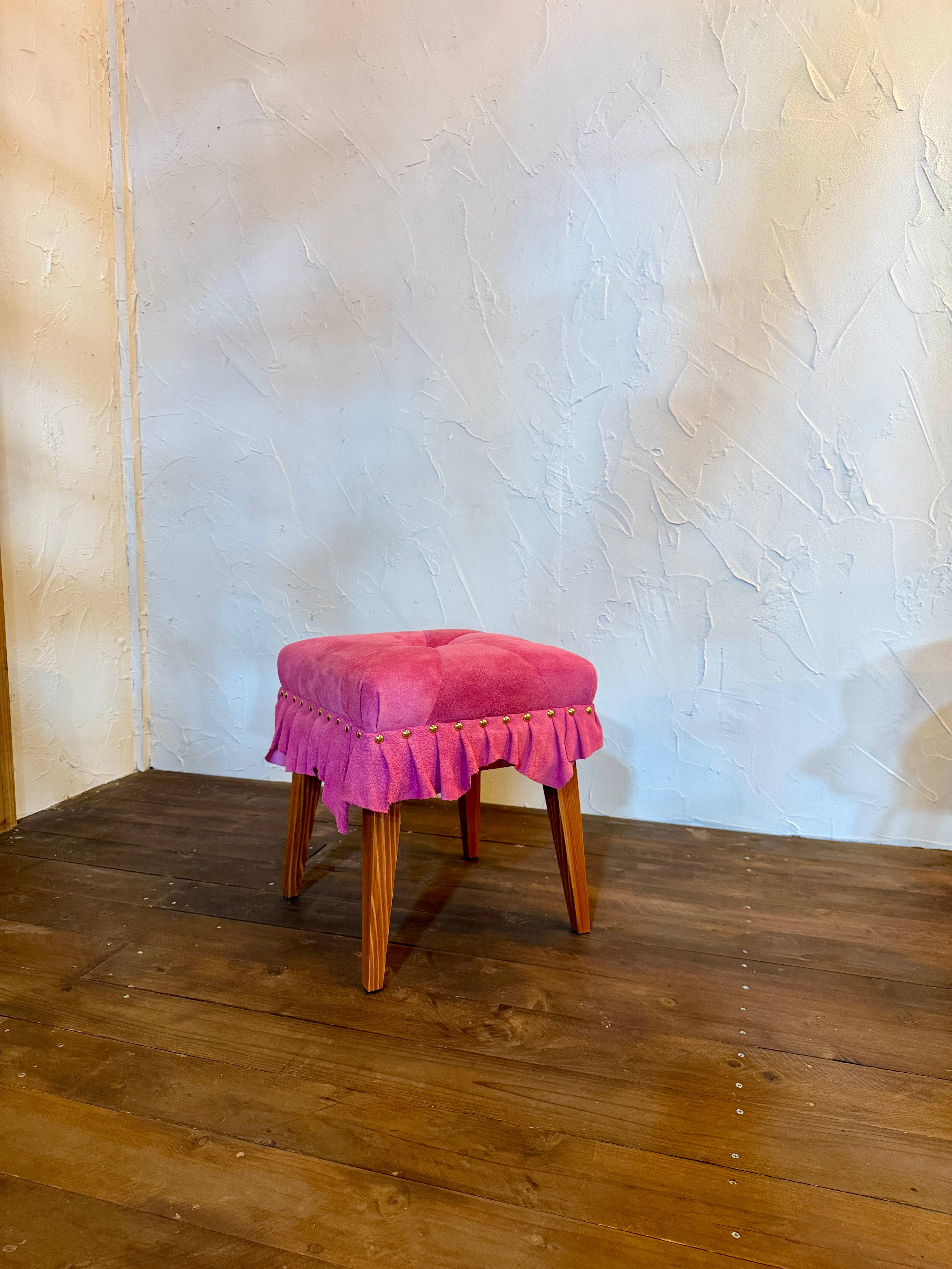 美しいドレスのように佇む「Swell Stool」〜可憐な桜色の豚革〜