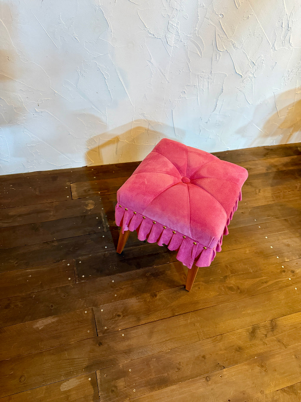 美しいドレスのように佇む「Swell Stool」〜可憐な桜色の豚革〜