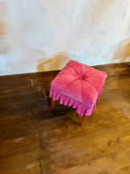 美しいドレスのように佇む「Swell Stool」〜可憐な桜色の豚革〜