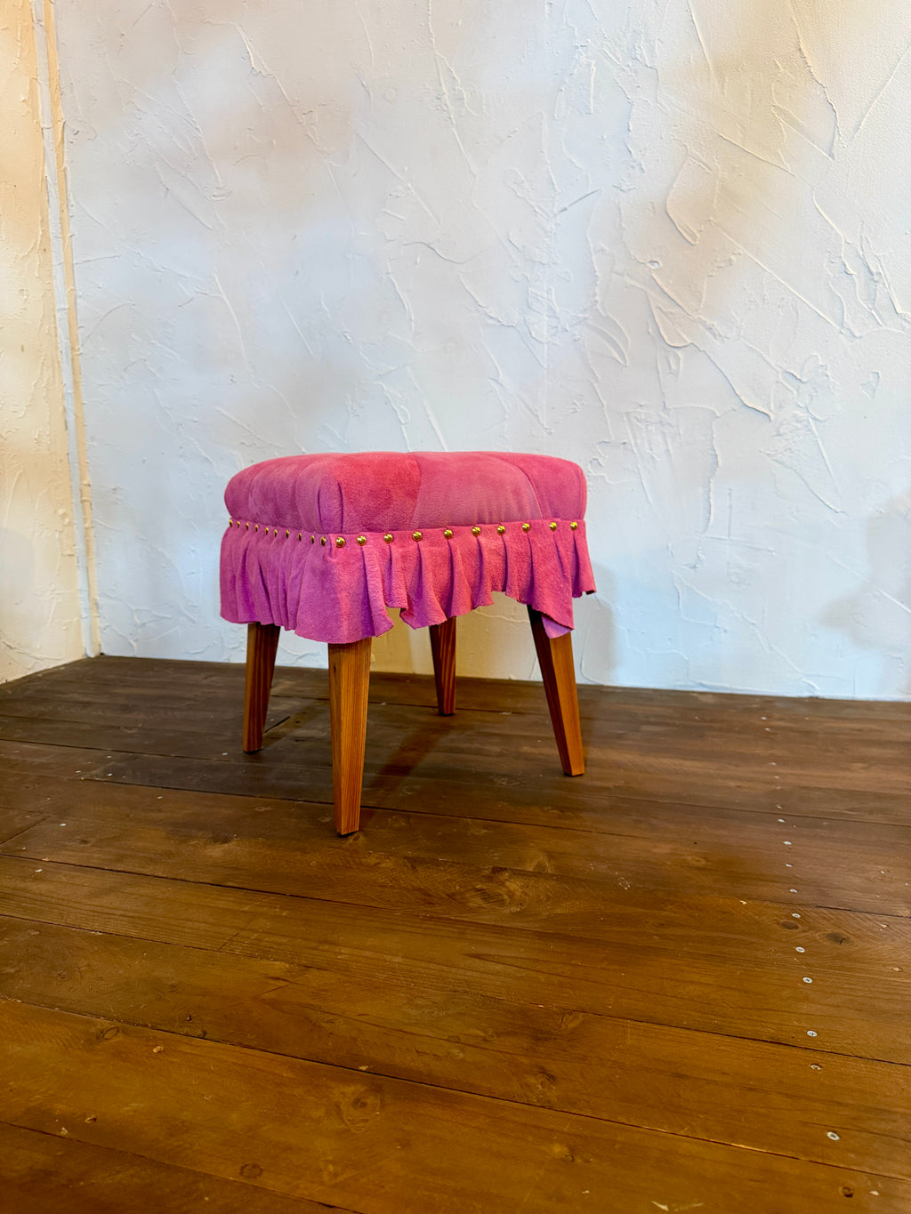 美しいドレスのように佇む「Swell Stool」〜可憐な桜色の豚革〜