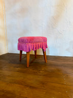美しいドレスのように佇む「Swell Stool」〜可憐な桜色の豚革〜