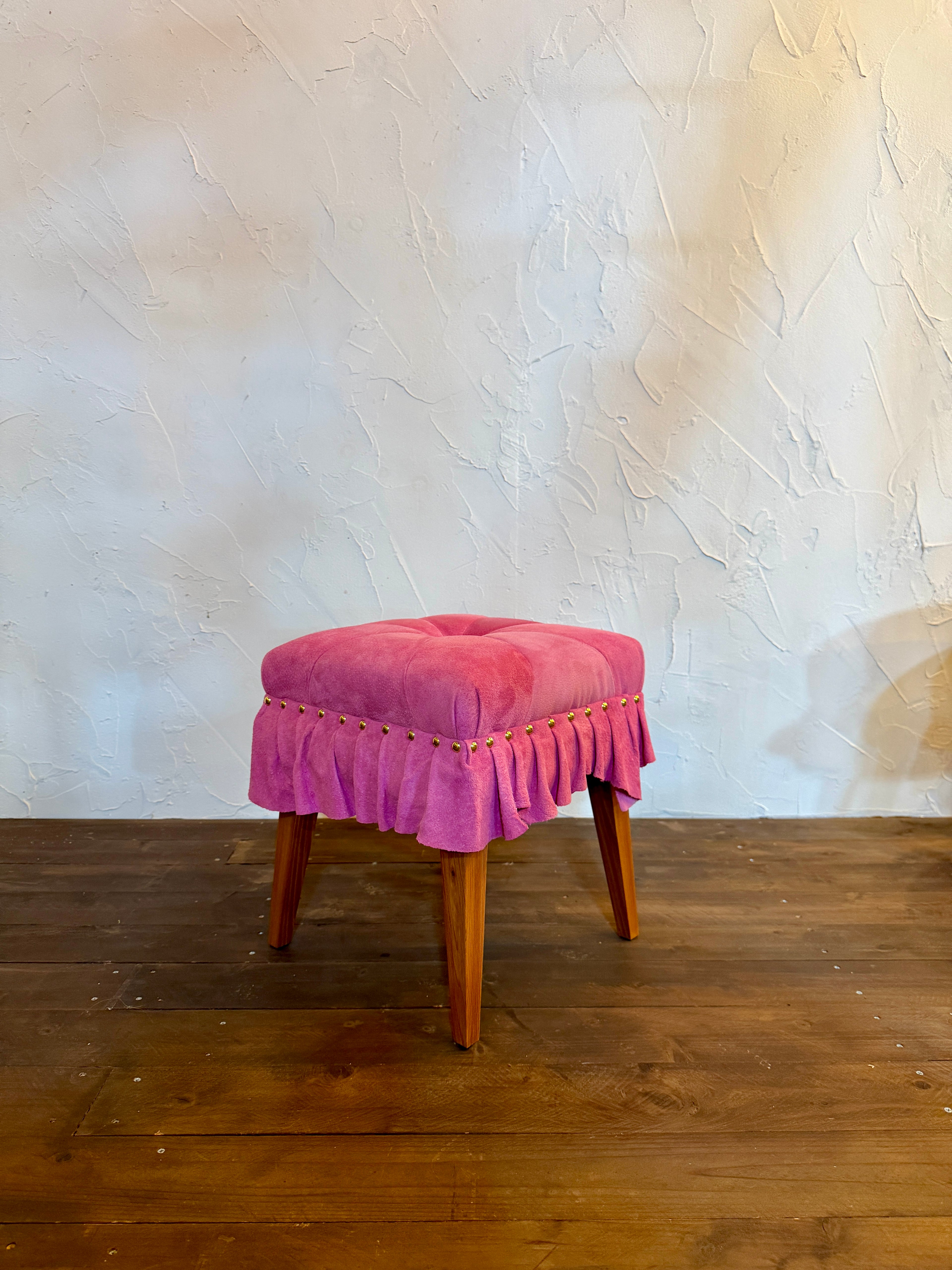 美しいドレスのように佇む「Swell Stool」〜可憐な桜色の豚革〜