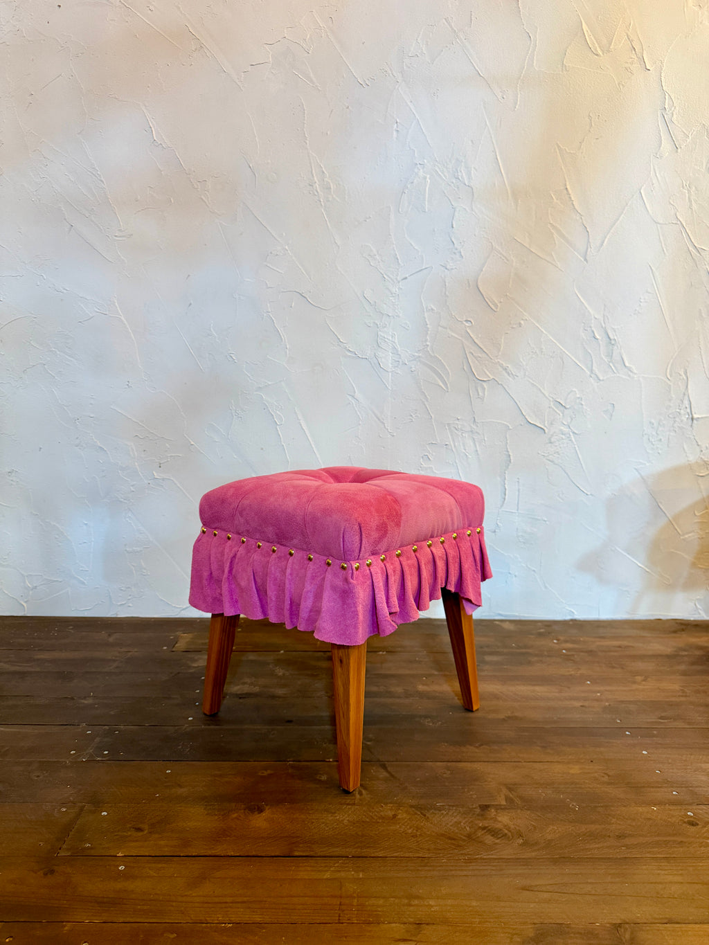 美しいドレスのように佇む「Swell Stool」〜可憐な桜色の豚革〜