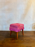 美しいドレスのように佇む「Swell Stool」〜可憐な桜色の豚革〜