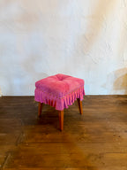 美しいドレスのように佇む「Swell Stool」〜可憐な桜色の豚革〜