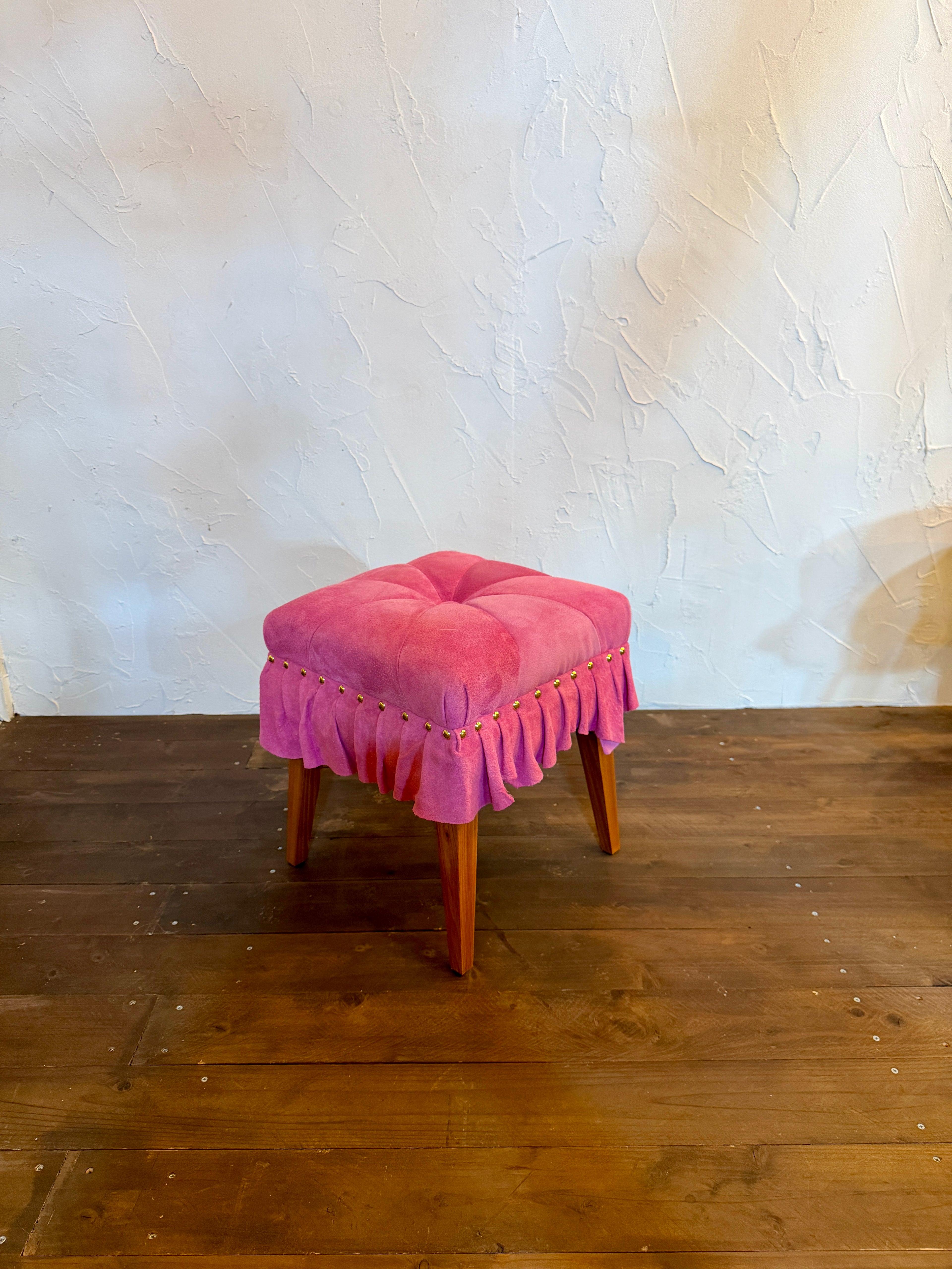美しいドレスのように佇む「Swell Stool」〜可憐な桜色の豚革〜