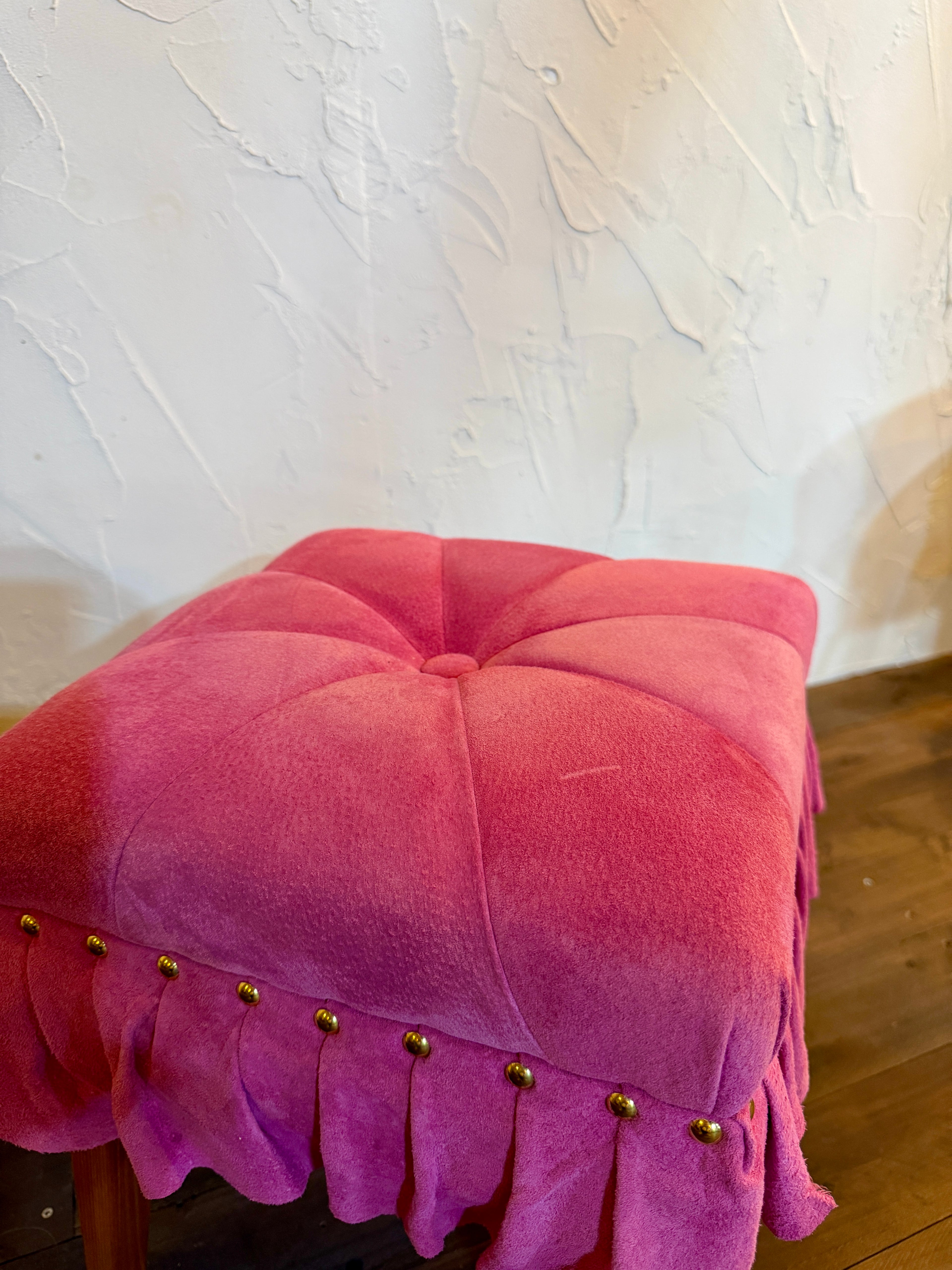 美しいドレスのように佇む「Swell Stool」〜可憐な桜色の豚革〜