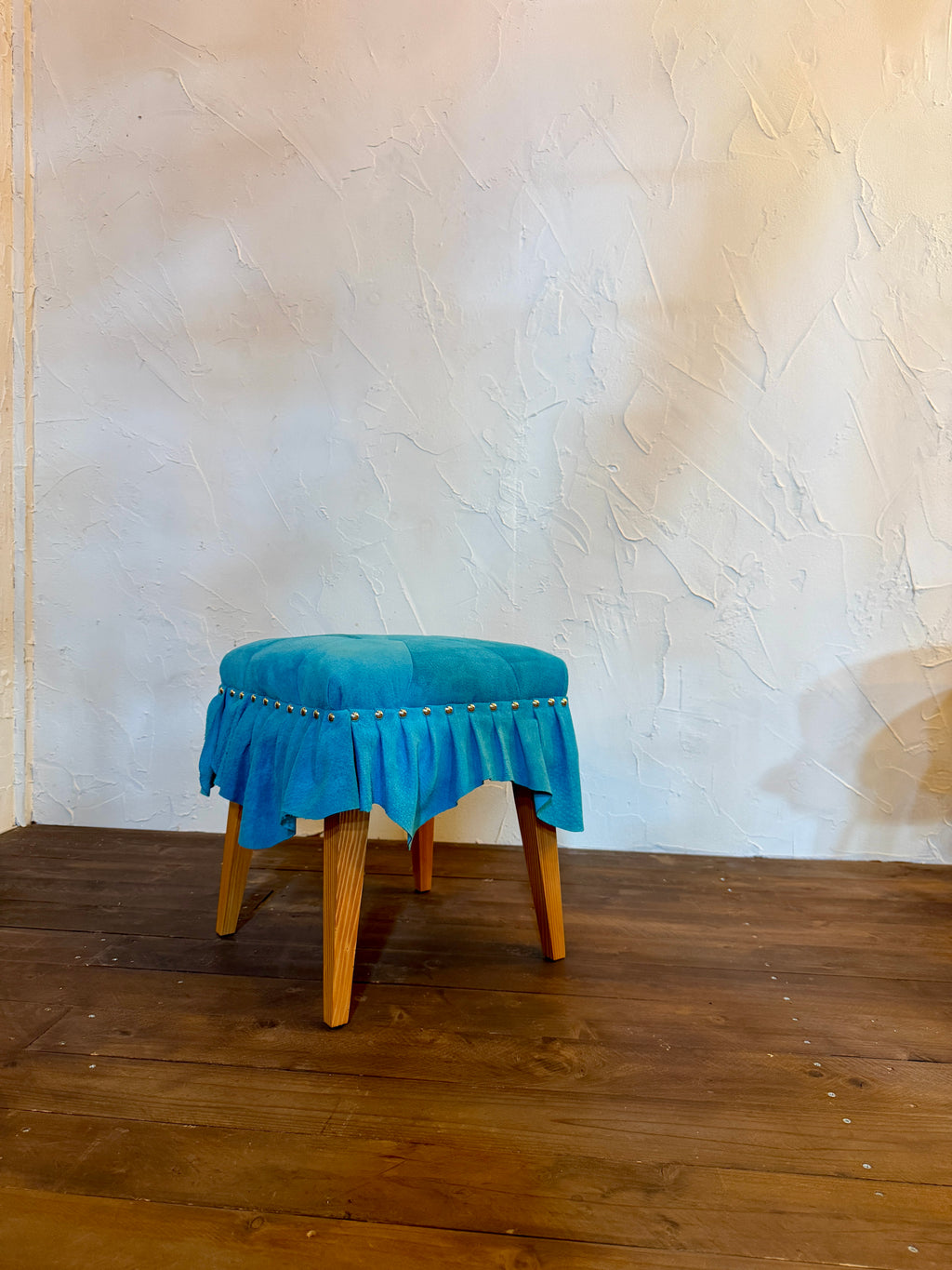 美しいドレスのように佇む「Swell Stool」〜澄み渡る空色の豚革〜