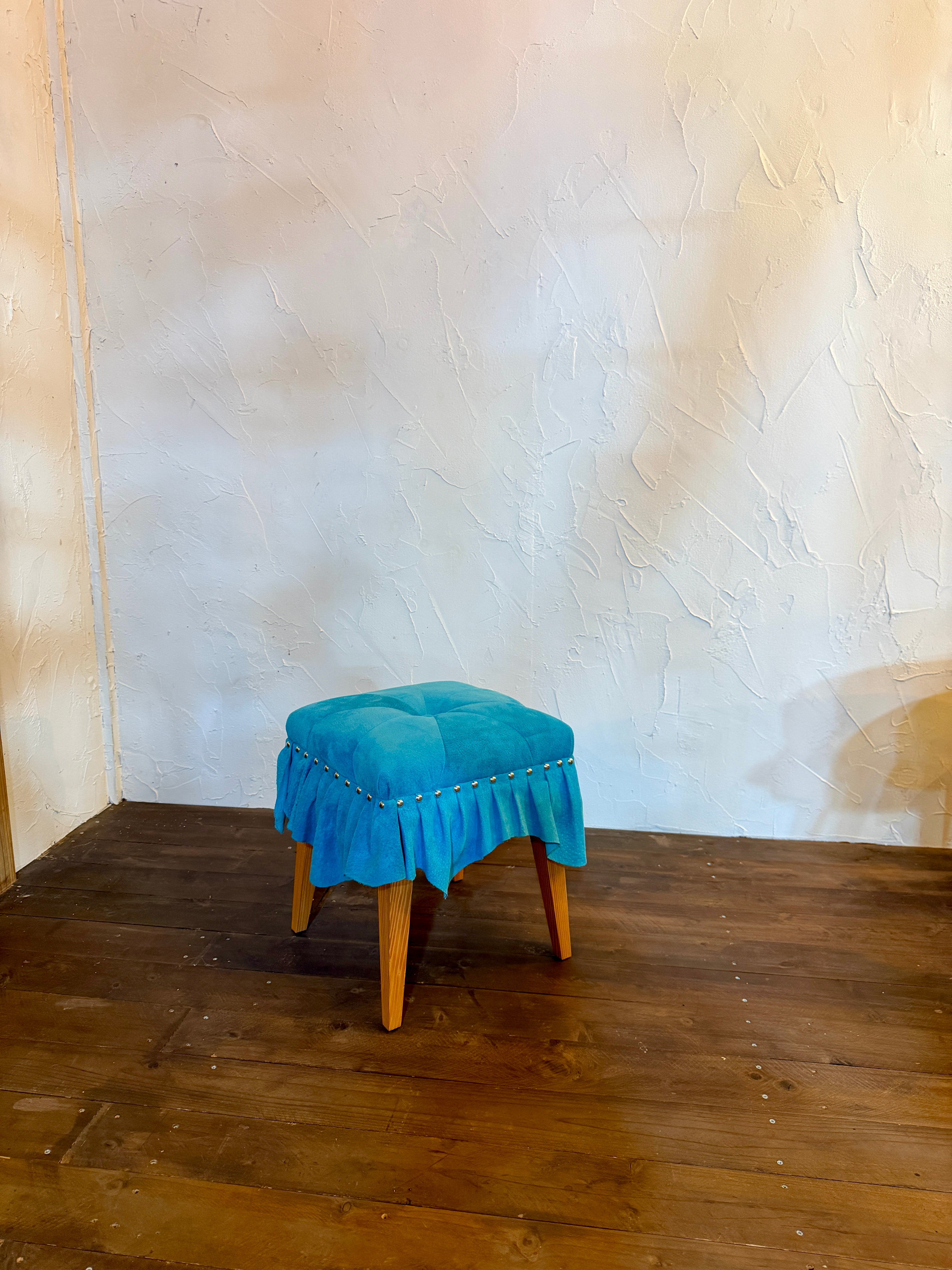 美しいドレスのように佇む「Swell Stool」〜澄み渡る空色の豚革〜
