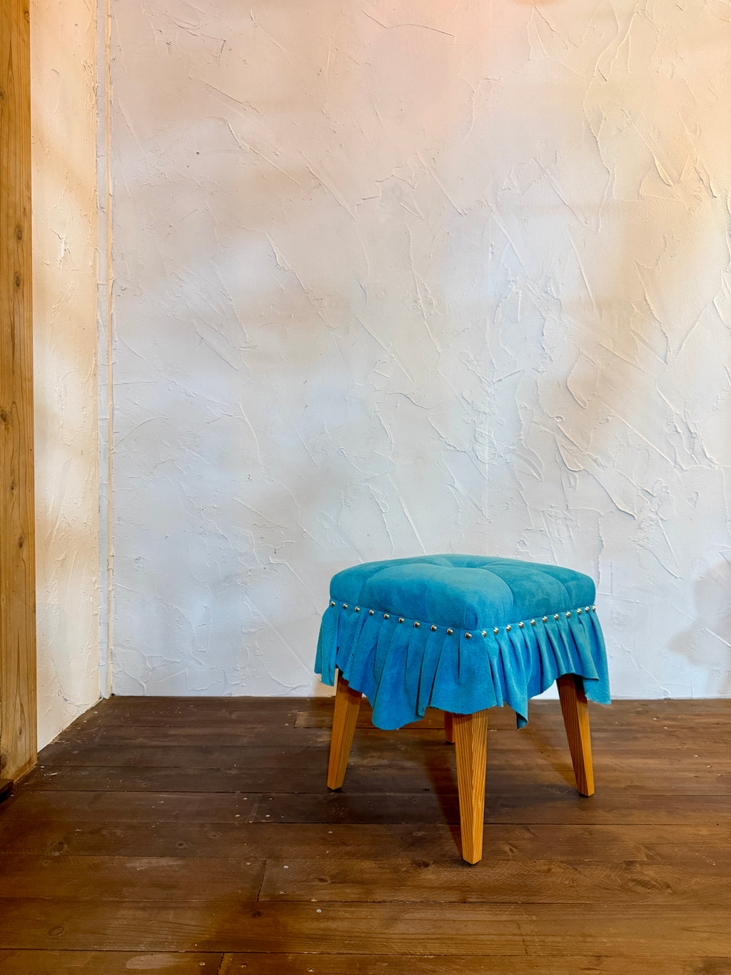 美しいドレスのように佇む「Swell Stool」〜澄み渡る空色の豚革〜