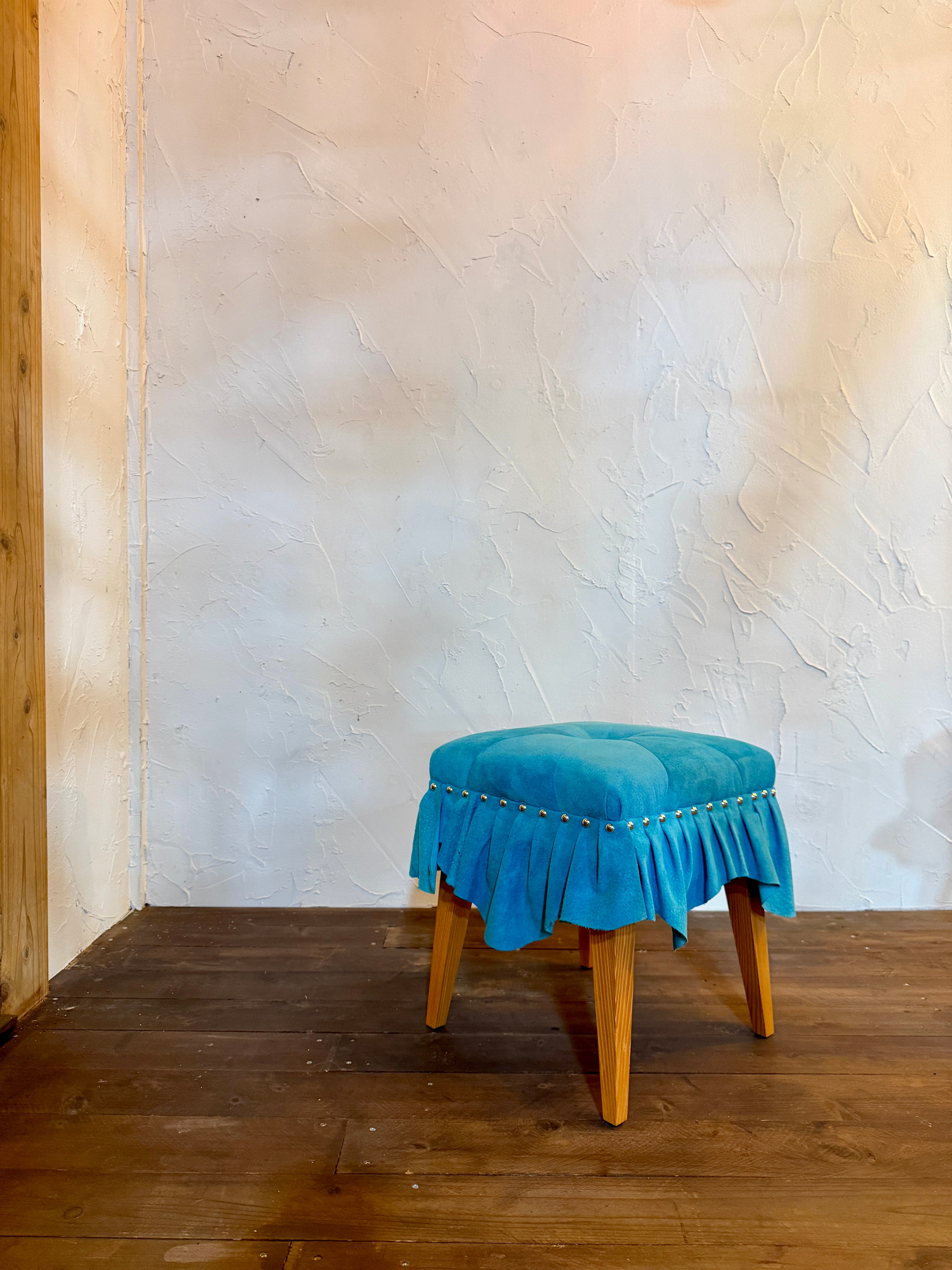 美しいドレスのように佇む「Swell Stool」〜澄み渡る空色の豚革〜
