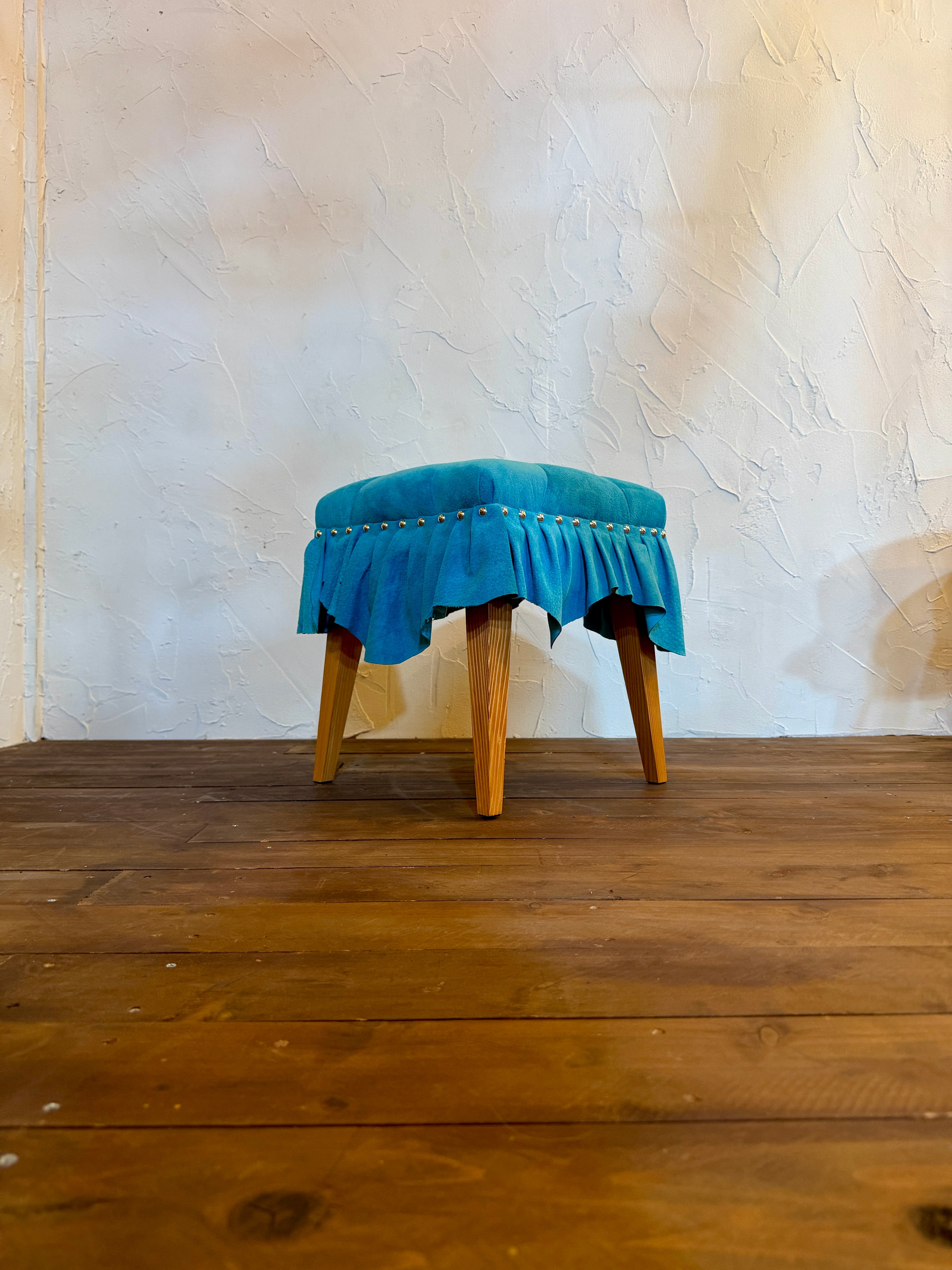 美しいドレスのように佇む「Swell Stool」〜澄み渡る空色の豚革〜