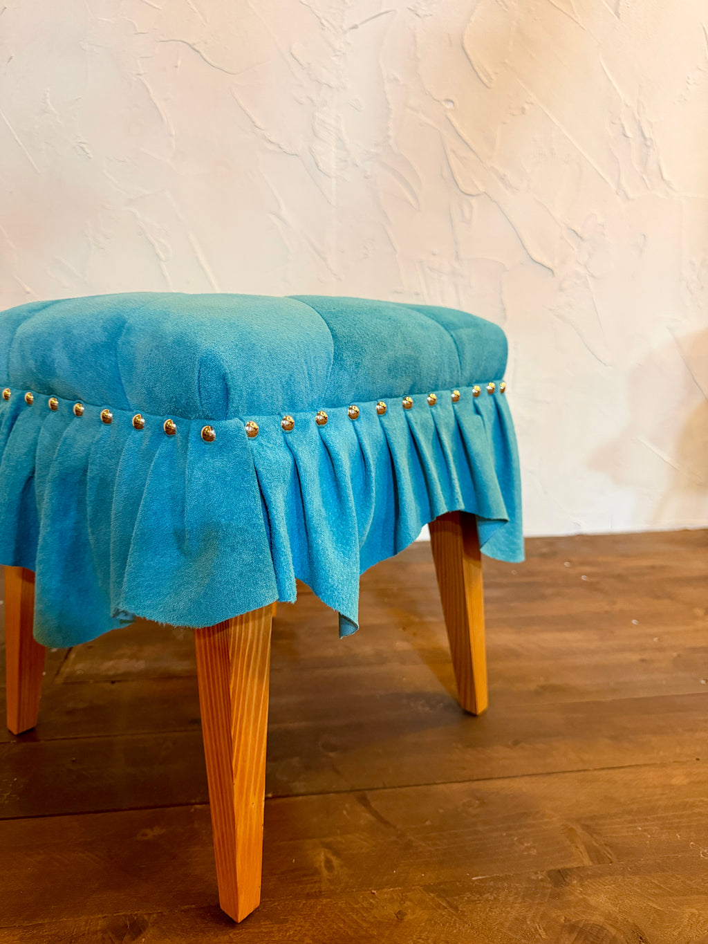 美しいドレスのように佇む「Swell Stool」〜澄み渡る空色の豚革〜