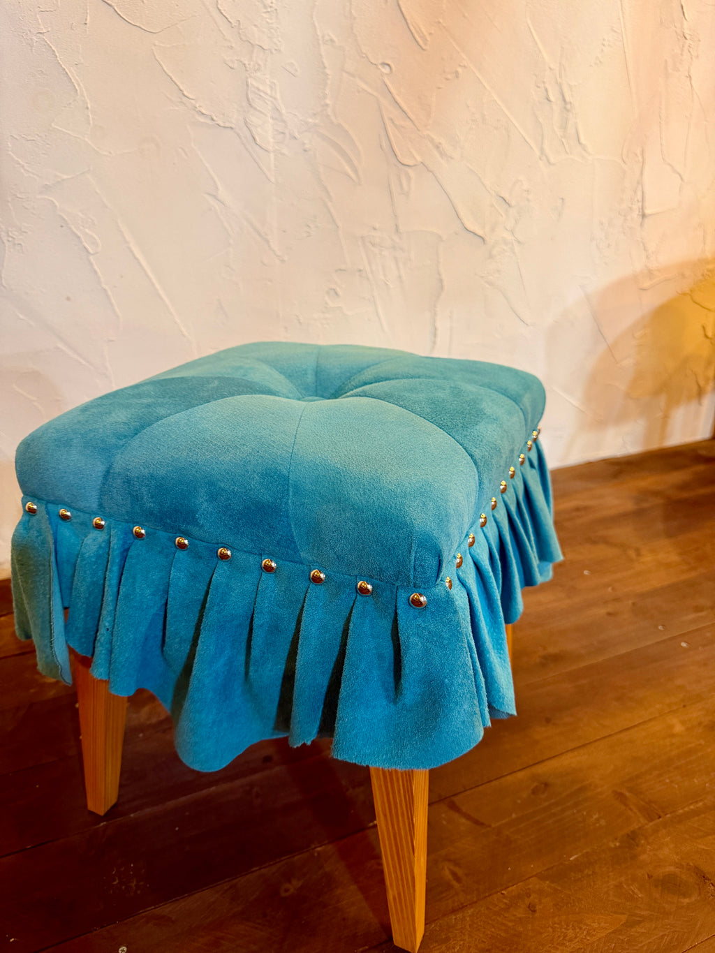 美しいドレスのように佇む「Swell Stool」〜澄み渡る空色の豚革〜
