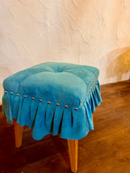 美しいドレスのように佇む「Swell Stool」〜澄み渡る空色の豚革〜