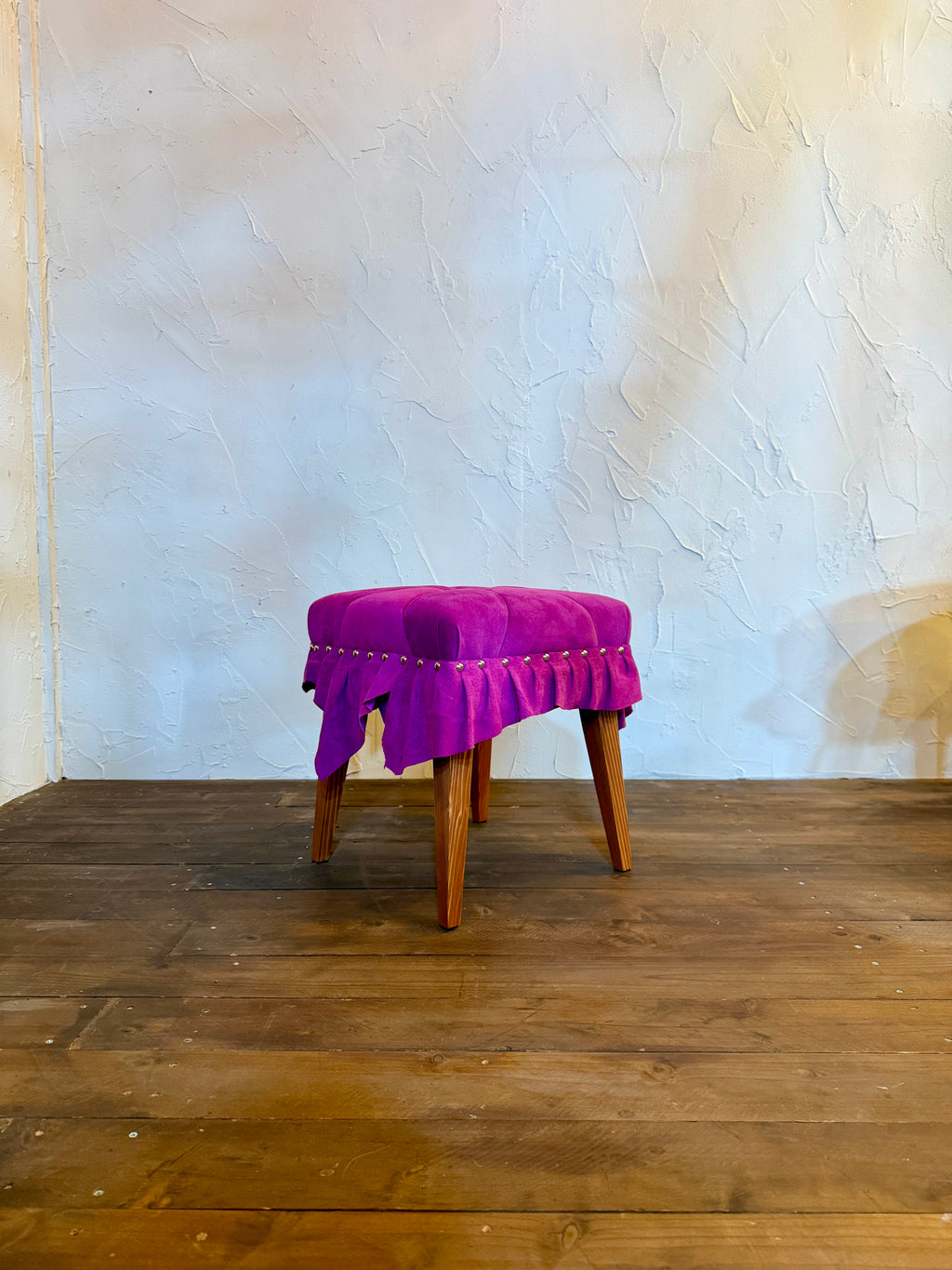 美しいドレスのように佇む「Swell Stool」〜気品あふれる紫紺の豚革〜